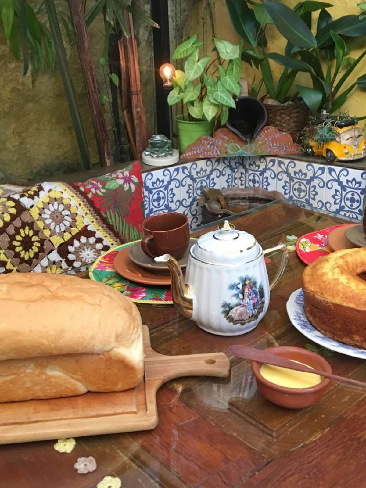 Família monta cafeteria no quintal com lanches em tamanho GG