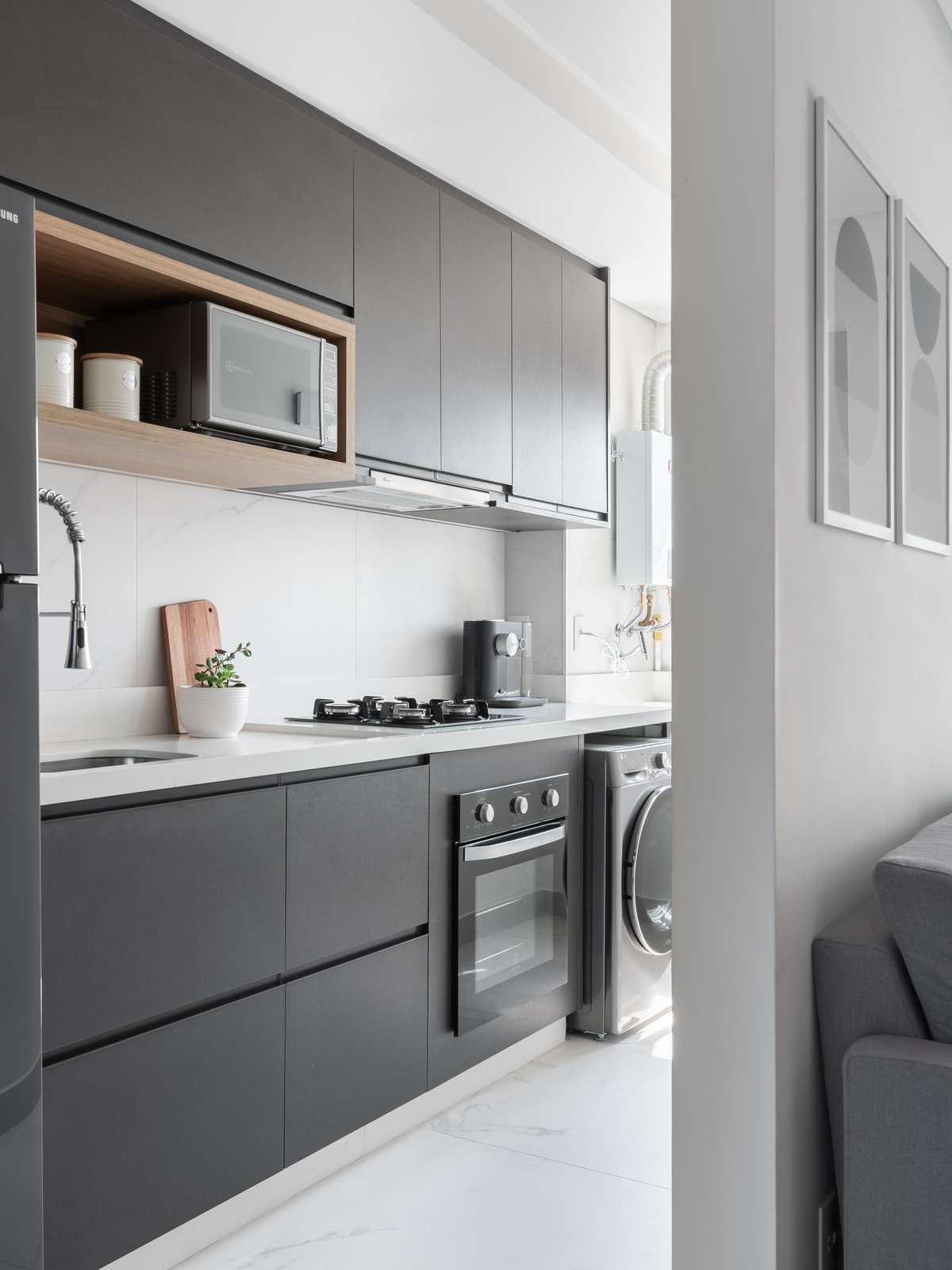53m²: cor cobre e decoração clean personalizam um apê  Decoração cozinha  apartamento pequeno, Decoração de casas simples, Decoração cozinha pequena