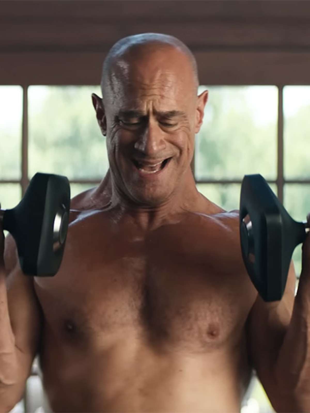 Christopher Meloni faz comercial pelado aos 61 anos