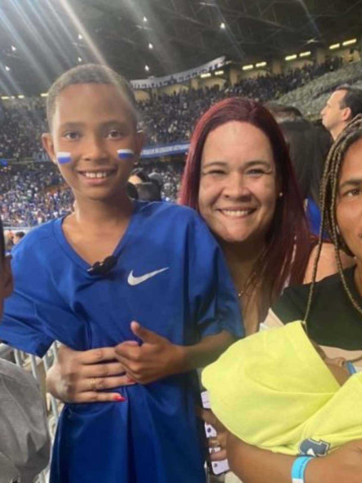 Criança que pediu comida para PM ganha ingressos para jogo do Cruzeiro no  Mineirão - Lance!