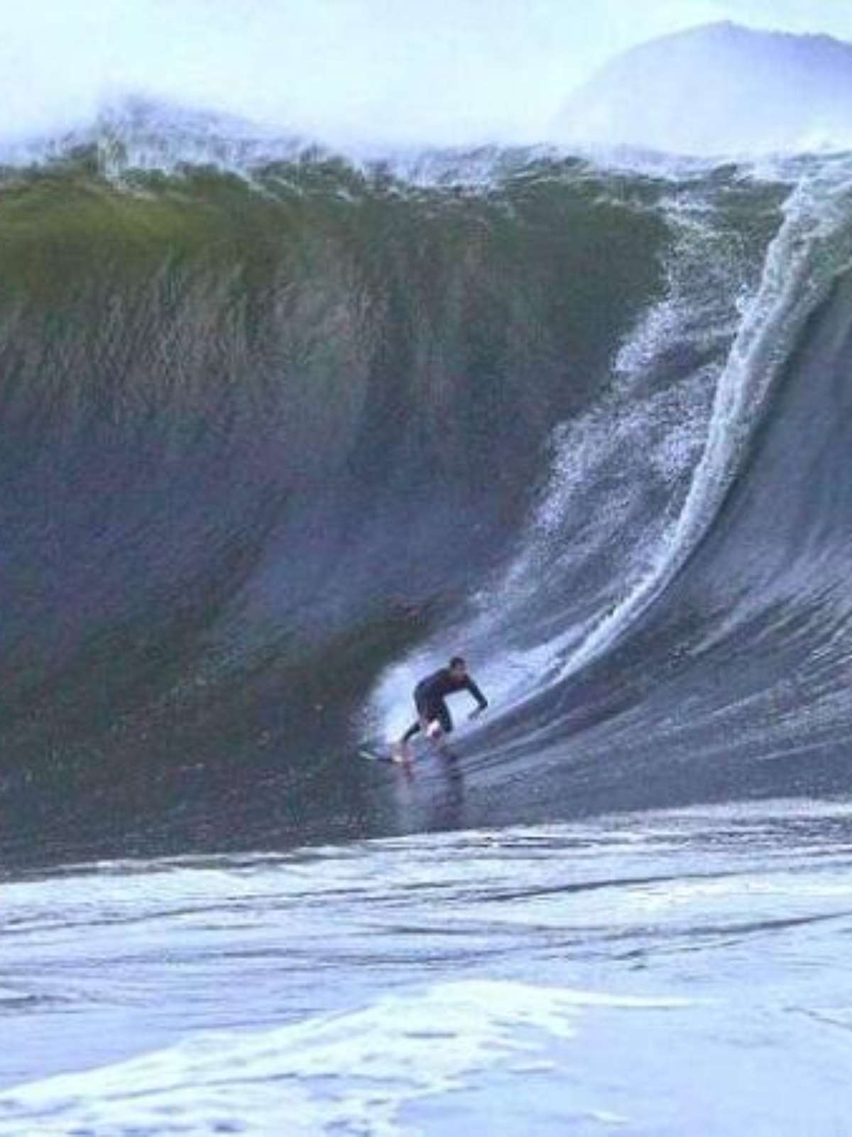 Com ventos fortes e mar agitado na Baía de Todos-os-Santos, ondas