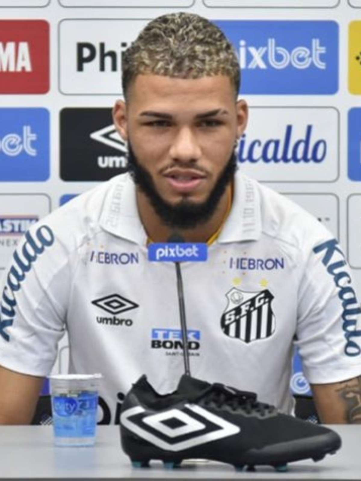 Santos assina pré-contrato com lateral-esquerdo do Vasco - Lance!