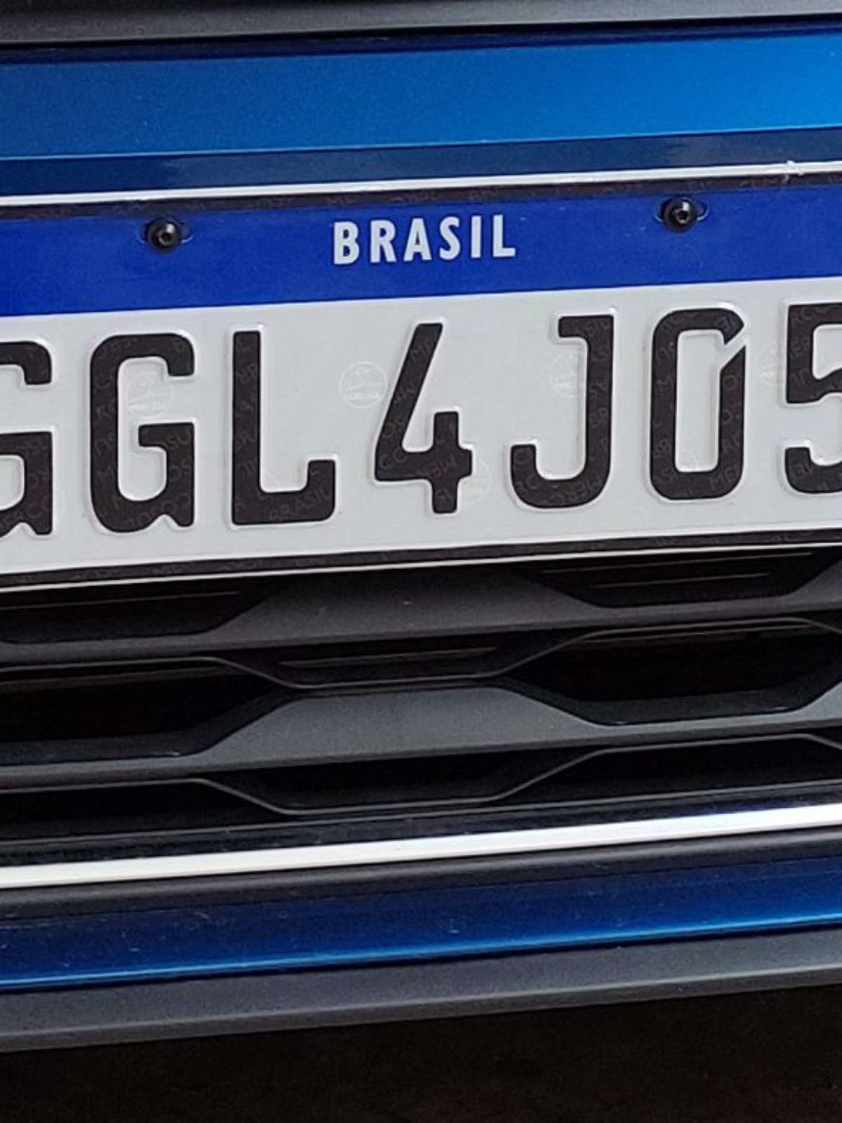 Um ônibus em uma garagem escura com uma placa que diz 'proibido