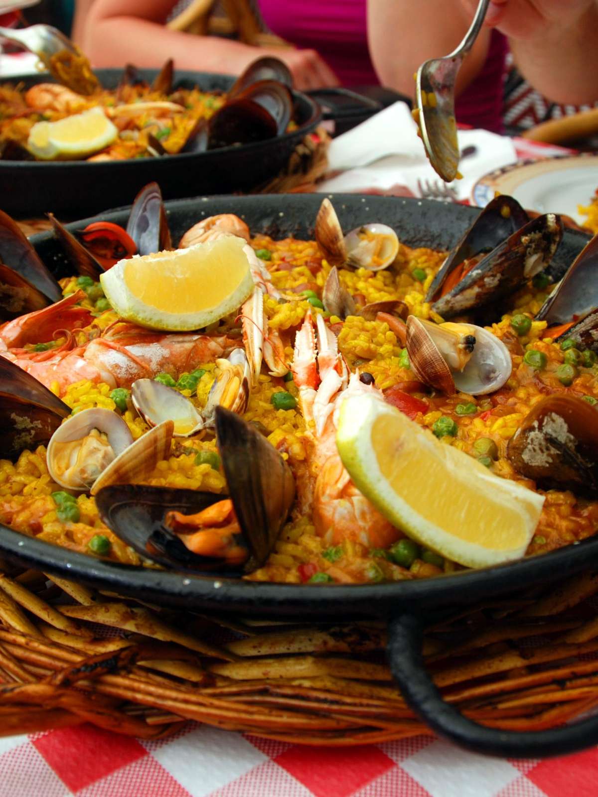 Foto de Culinária Espanhola Fideua e mais fotos de stock de Fideuà - Fideuà,  Frutos do mar, Camarão - Frutos do Mar - iStock