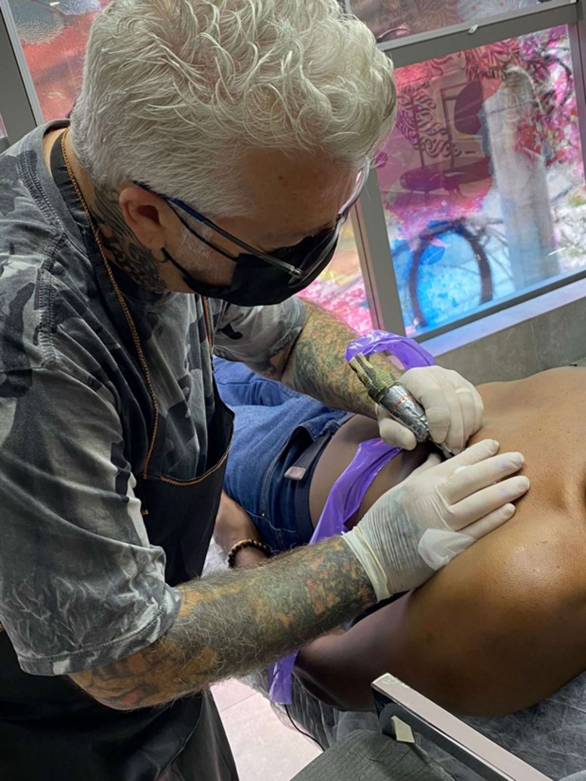 Cresce atuação feminina na indústria de tatuagem