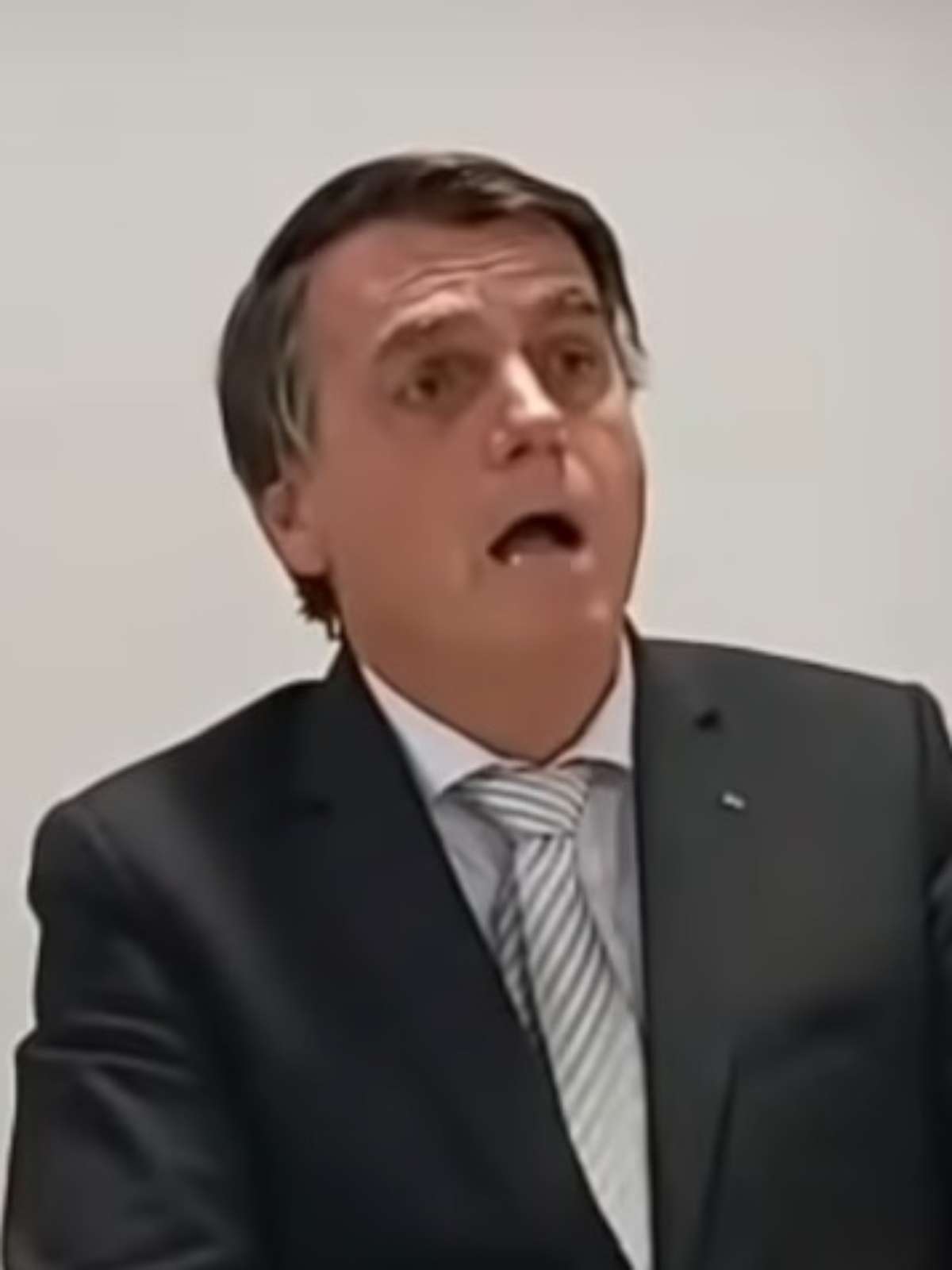 Bolsonaro imita pessoa com falta de ar e critica Mandetta
