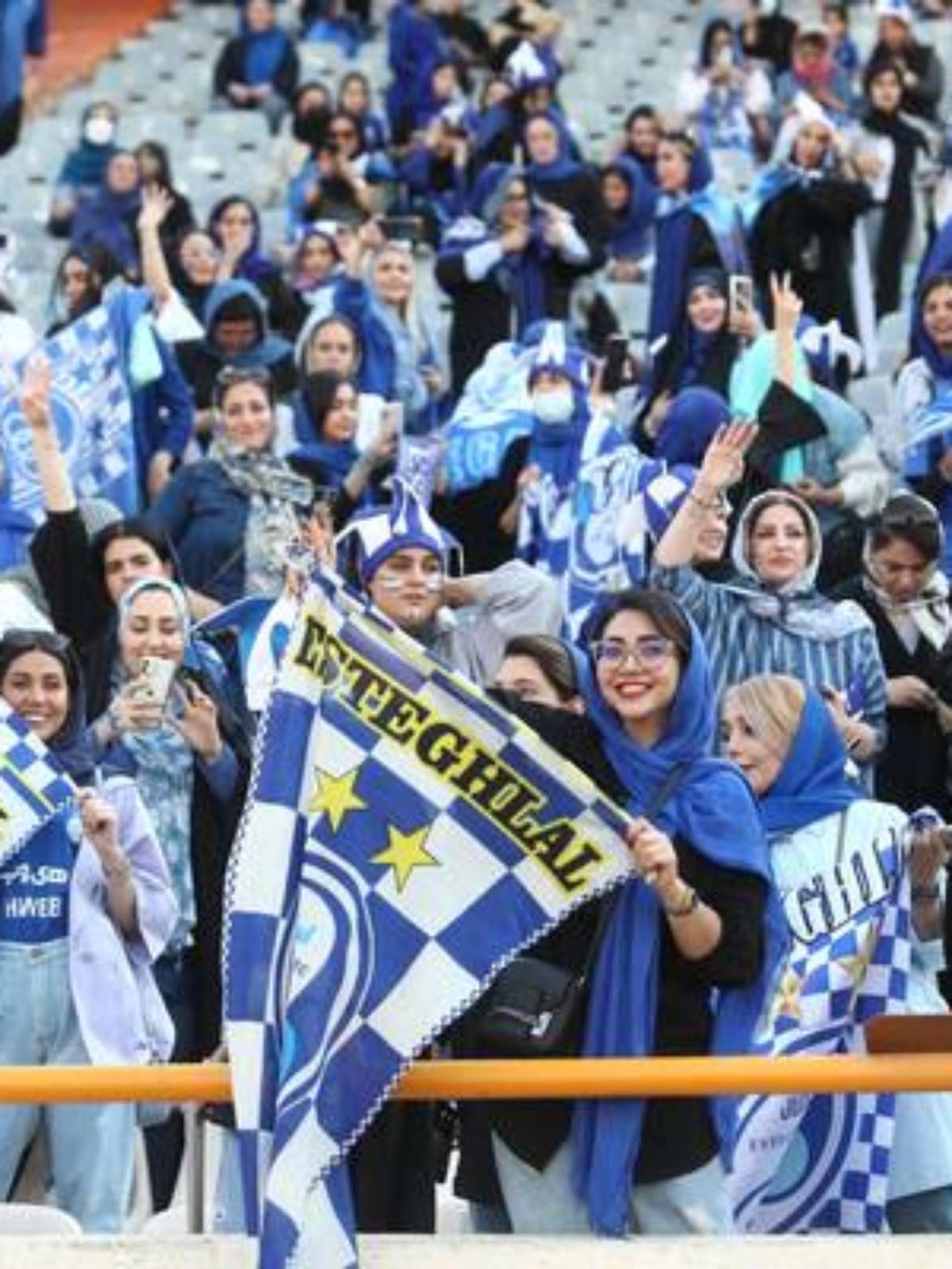 Mulheres iranianas assistem a jogo da 1ª divisão de futebol pela 1ª vez em  mais de 40 anos