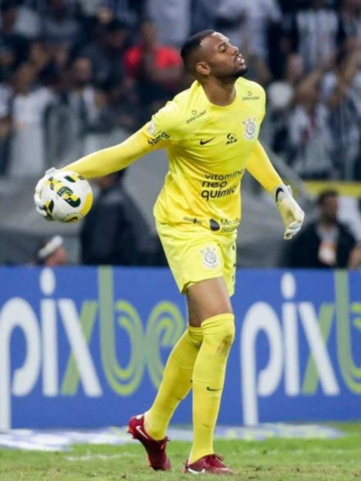 O maior do Brasil: goleiro do Santa Cruz, Carlos Miguel, é o mais alto das  Séries A, B, C e D - Superesportes