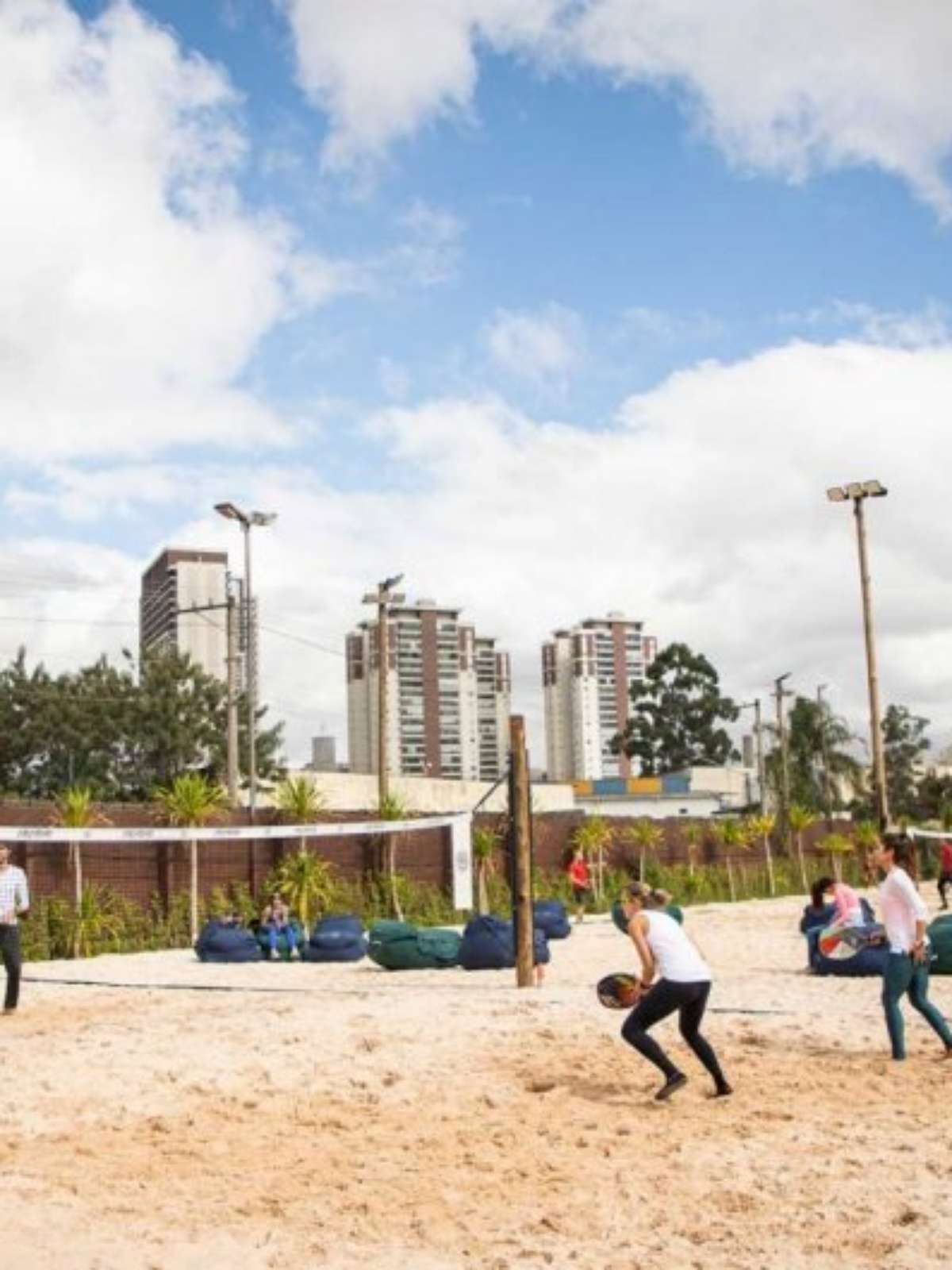 Entre prédios luxuosos, Beach Tennis com famosos é sucesso em São Paulo –  Vírgula