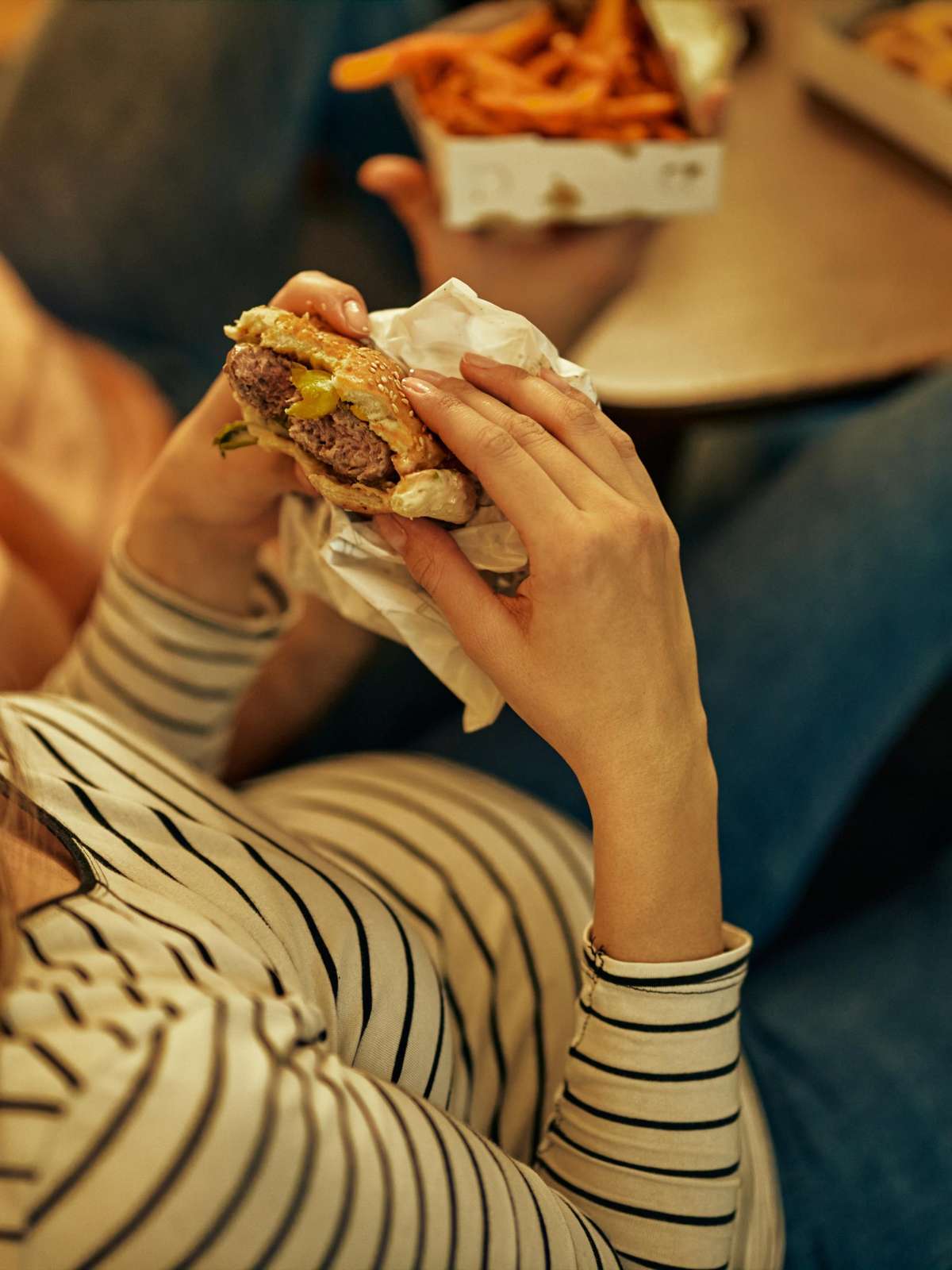 Fast food mesmo antes da gravidez pode impactar amamentação, diz estudo