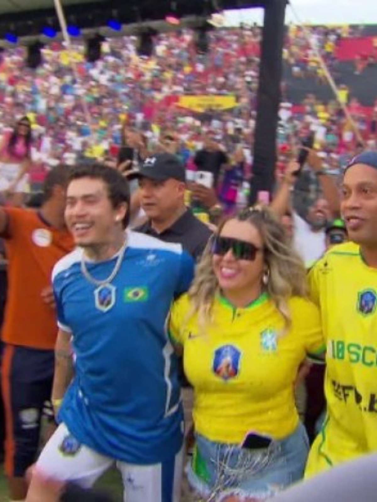 Ronaldinho marca e Whindersson Nunes se lesiona em jogo