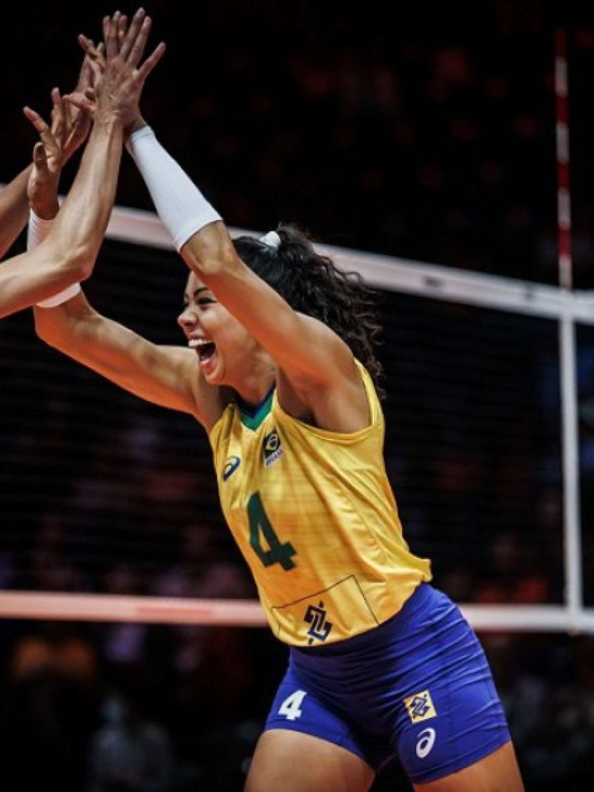 Carol exalta representatividade: Sorte no jogo e no amor – Web Vôlei