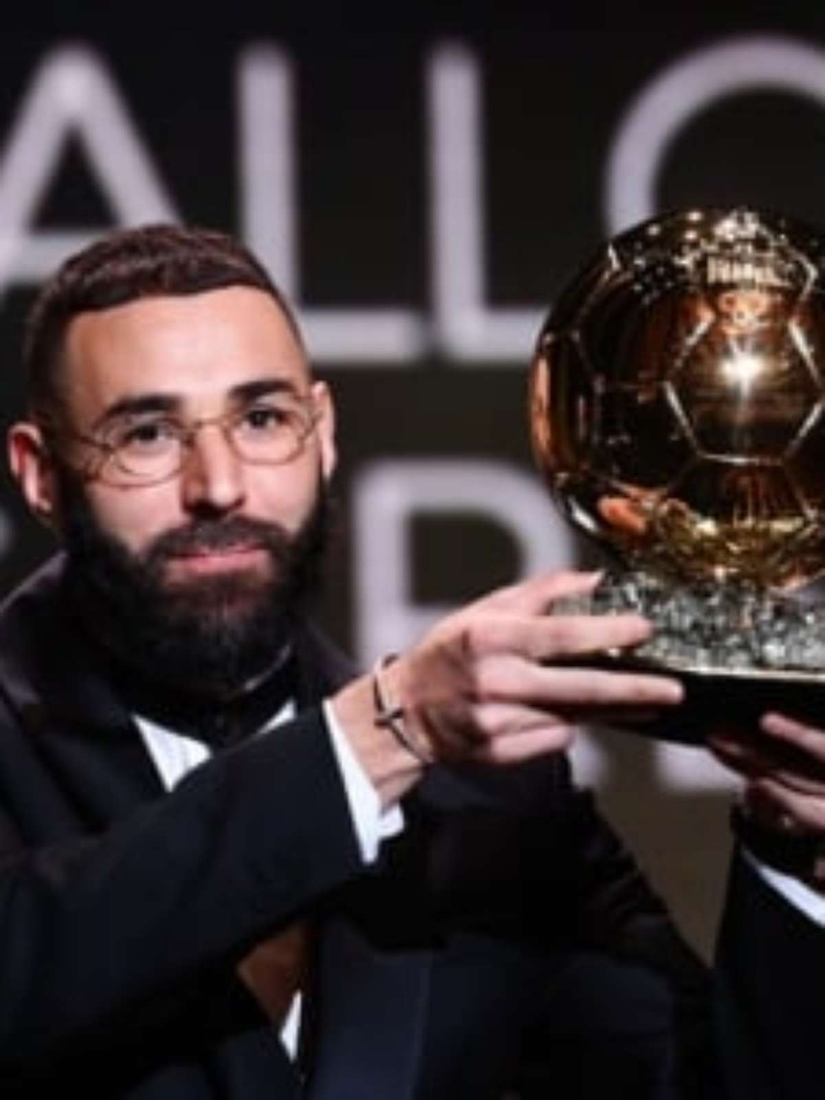 Benzema confirma favoritismo e vence a Bola de Ouro 2022; Vinicius Jr. fica  no 8º lugar