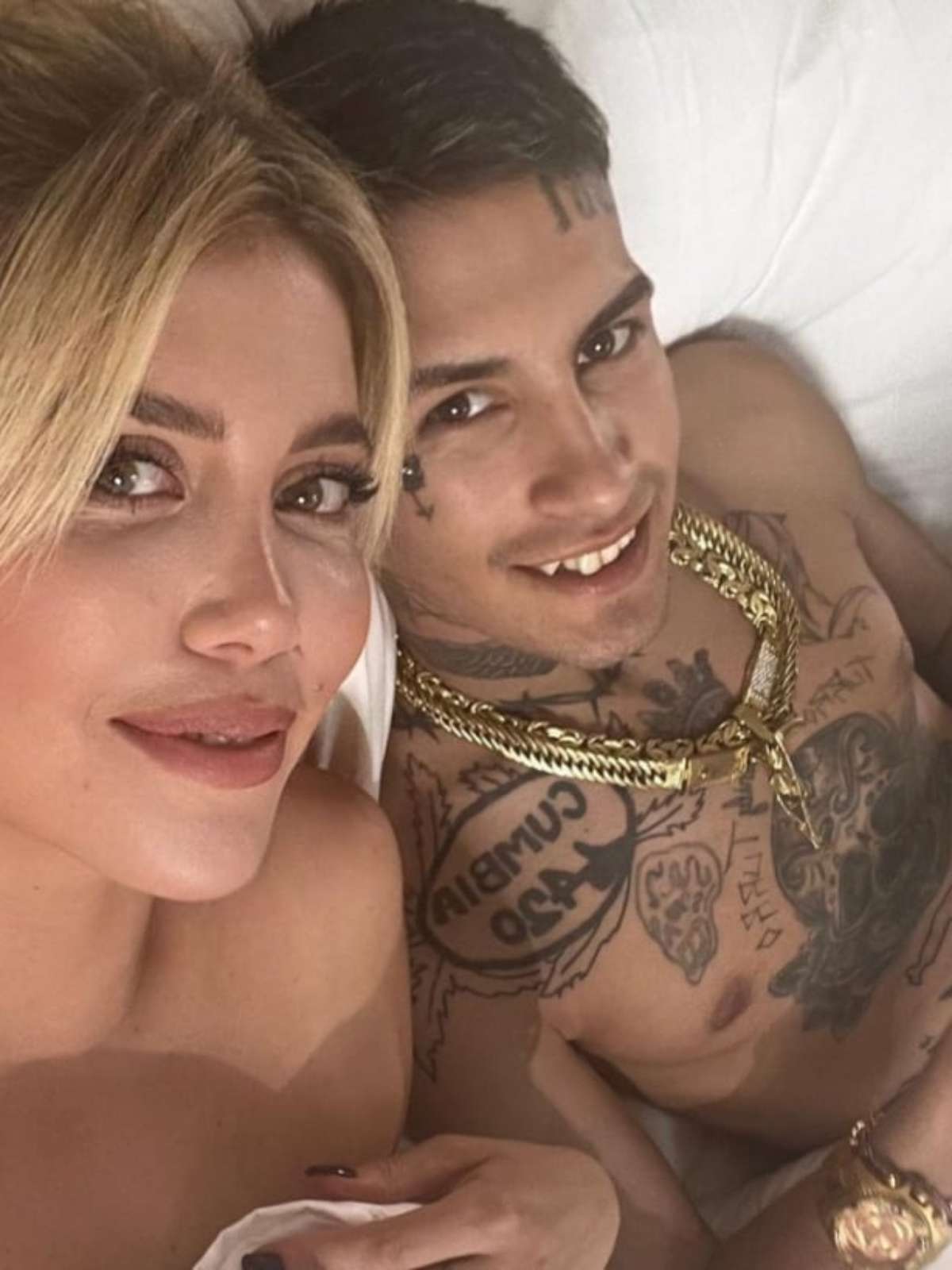 Clipe de cantor estrangeiro tem agasalhos de clubes brasileiros e beijo com ex-esposa de Icardi imagem