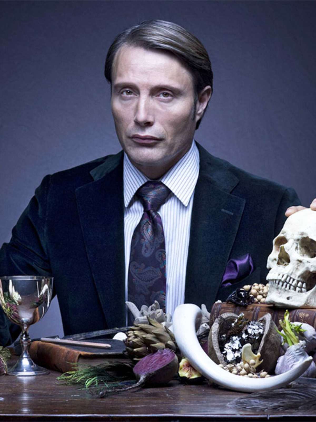 Mads Mikkelsen vira assassino em filme da Netflix que estreia em