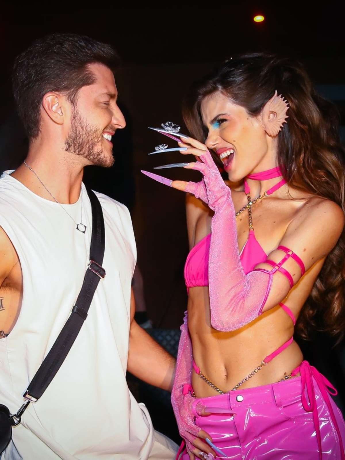 Camila Queiroz vira Barbie ET em desfile fetichista e colorido