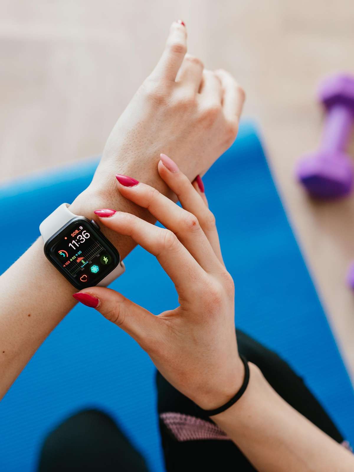 Mãos fitness e tela de smartwatch na natureza para rastrear saúde,  bem-estar e metas de treino aplicativo de tecnologia de progresso esportivo  e mulher atleta com relógio para cronograma de exercícios ou