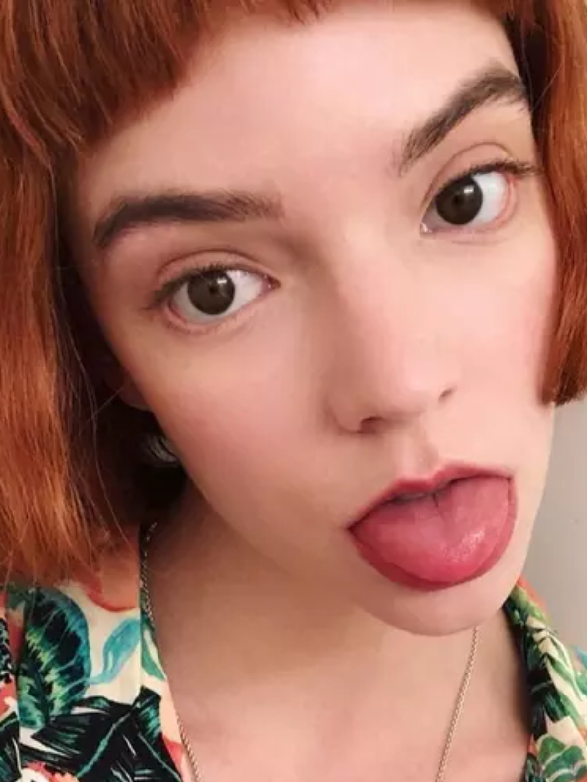 Foto: A atriz tem um estilo completamente da sua personagem em 'O Gambito  da Rainha' - Purepeople