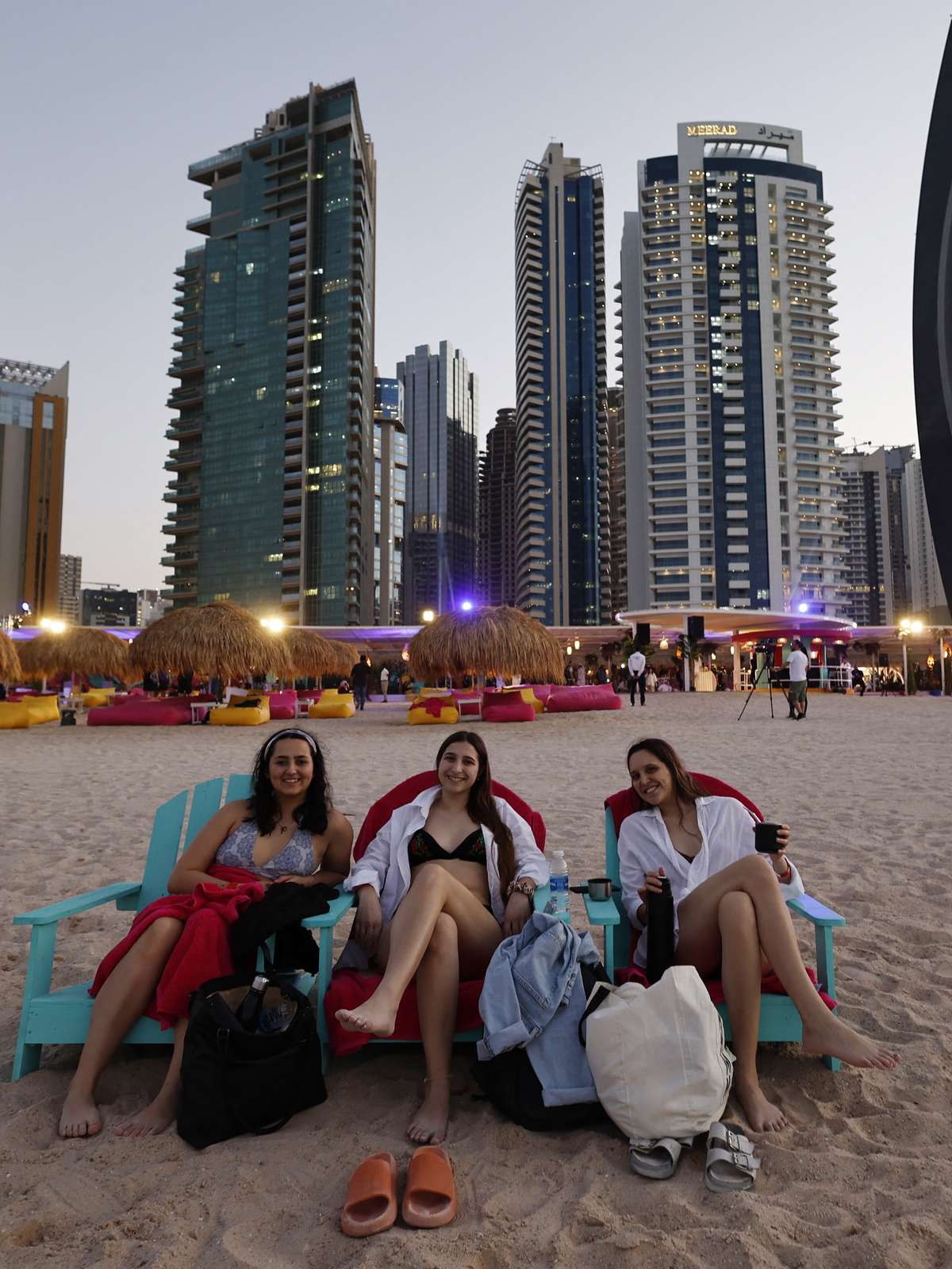 Biqu&iacute;ni liberado e garrafa de gin a R$ 2 mil: como &eacute; um beach club no Catar