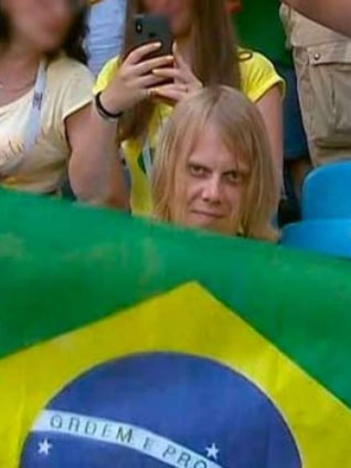 Torcedor com olhar assustador rende memes em jogo do Brasil