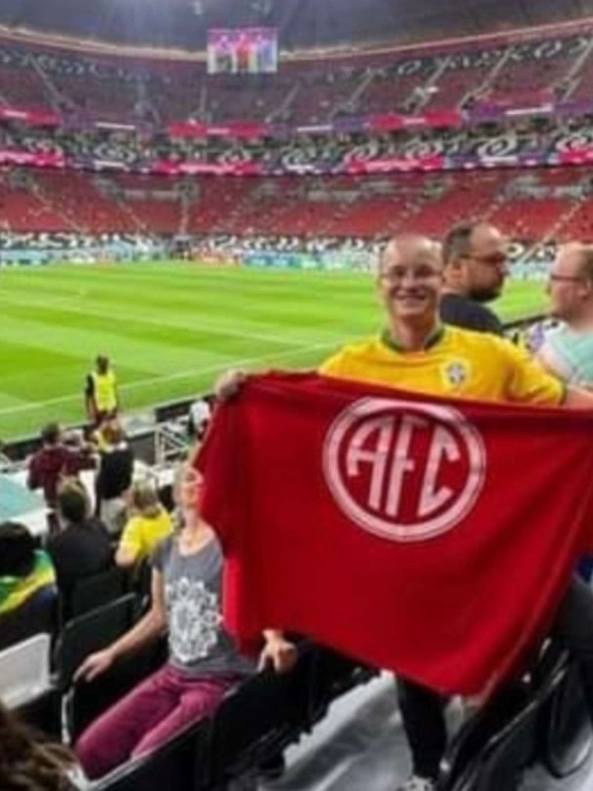 Bandeiras de times brasileiros colorem os estádios do Catar