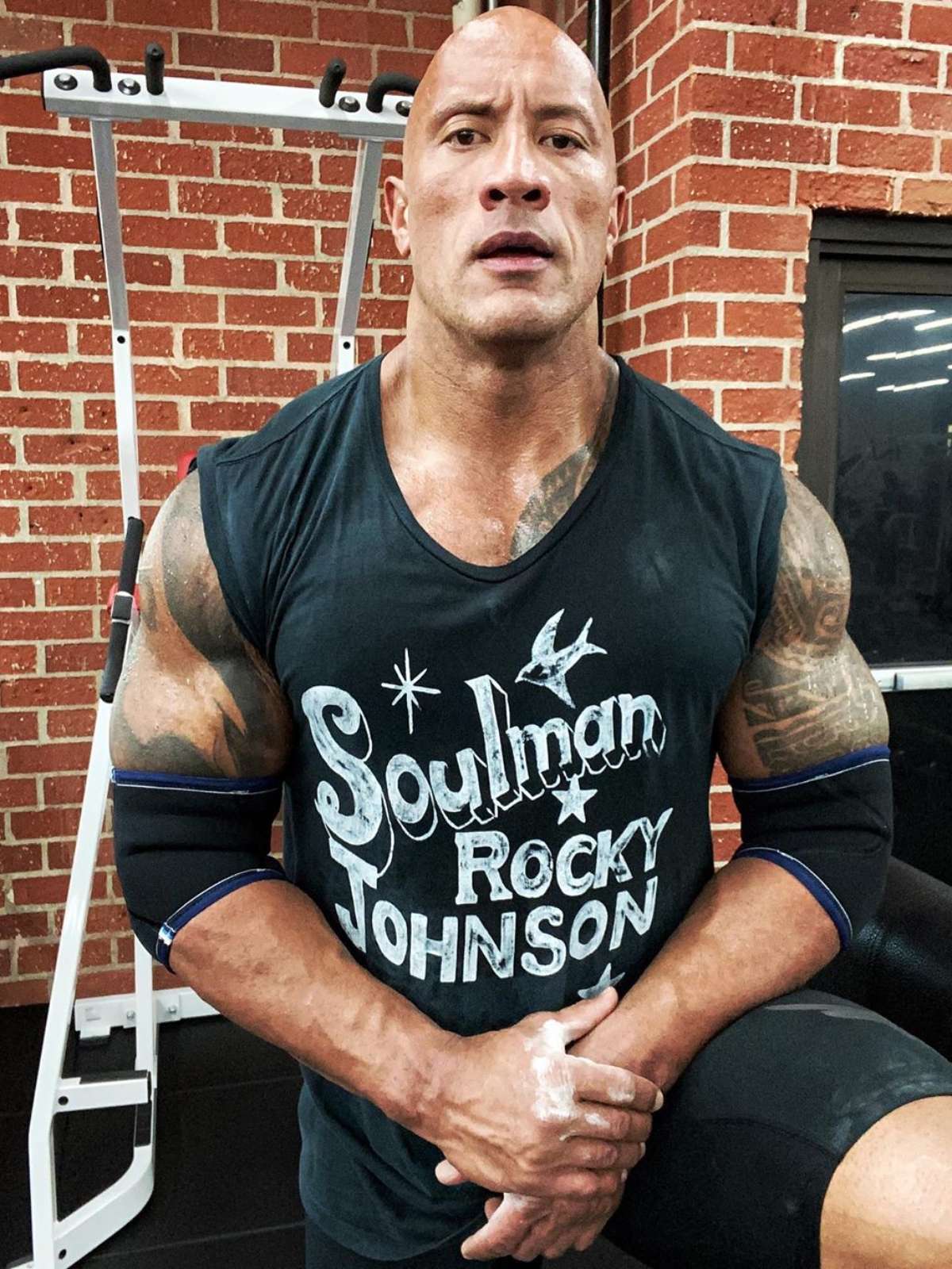 Medicina Tradicional Chinesa - Brasil - Dwayne Johnson, mais conhecido como The  Rock, ator americano, ex-lutador profissional, postou na semana passada no  seu instagram @therock que está fazendo acupuntura para tentar tratar