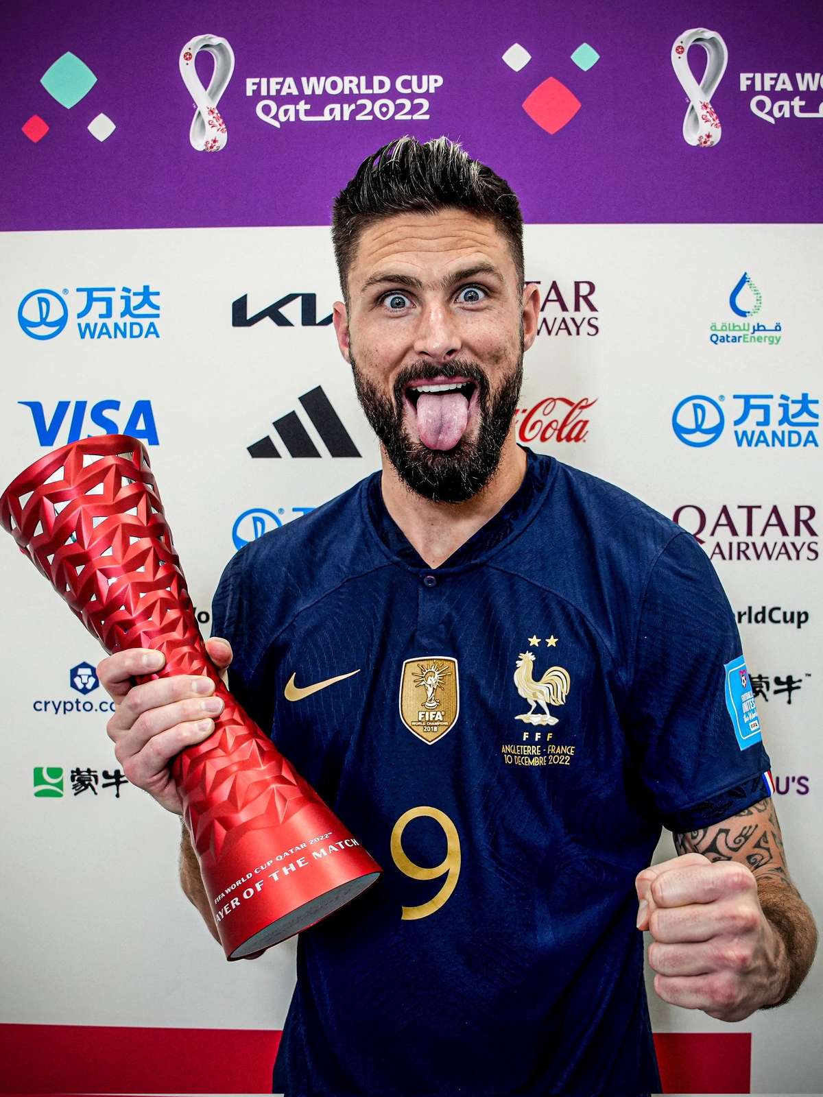 Giroud perde pênalti, mas garante classificação do Milan sobre o