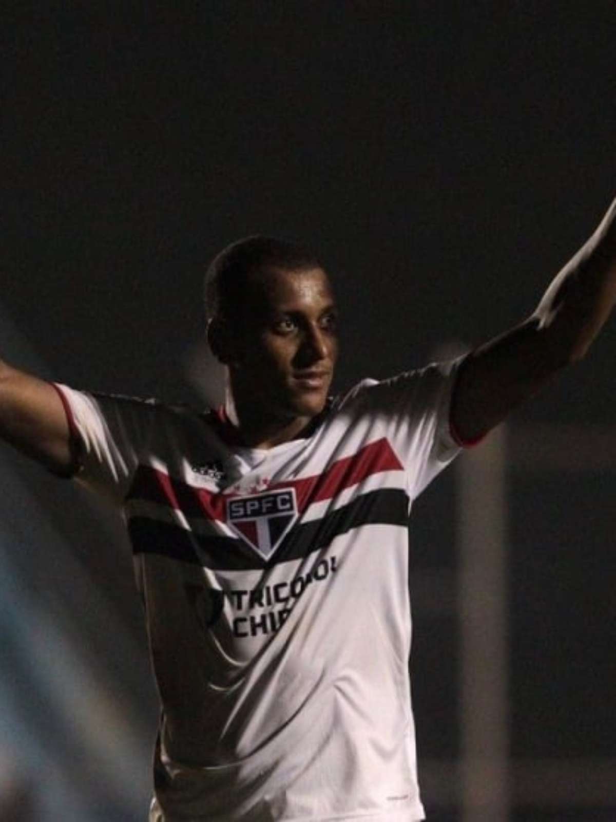 West Ham anuncia contratação do zagueiro Luizão, do São Paulo