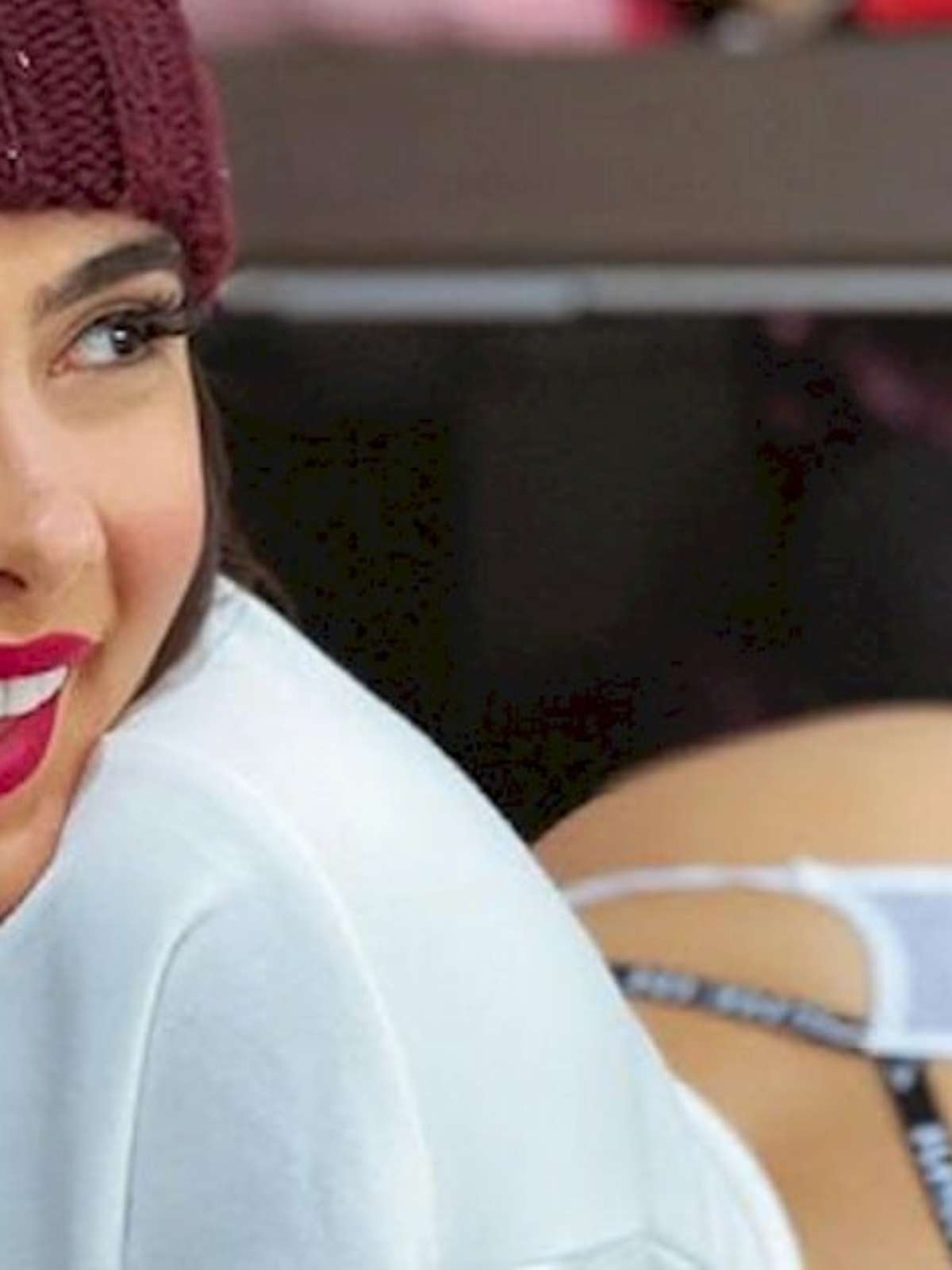 Juliana Bonde ousa demais e mostra o bumbum na frente da câmera