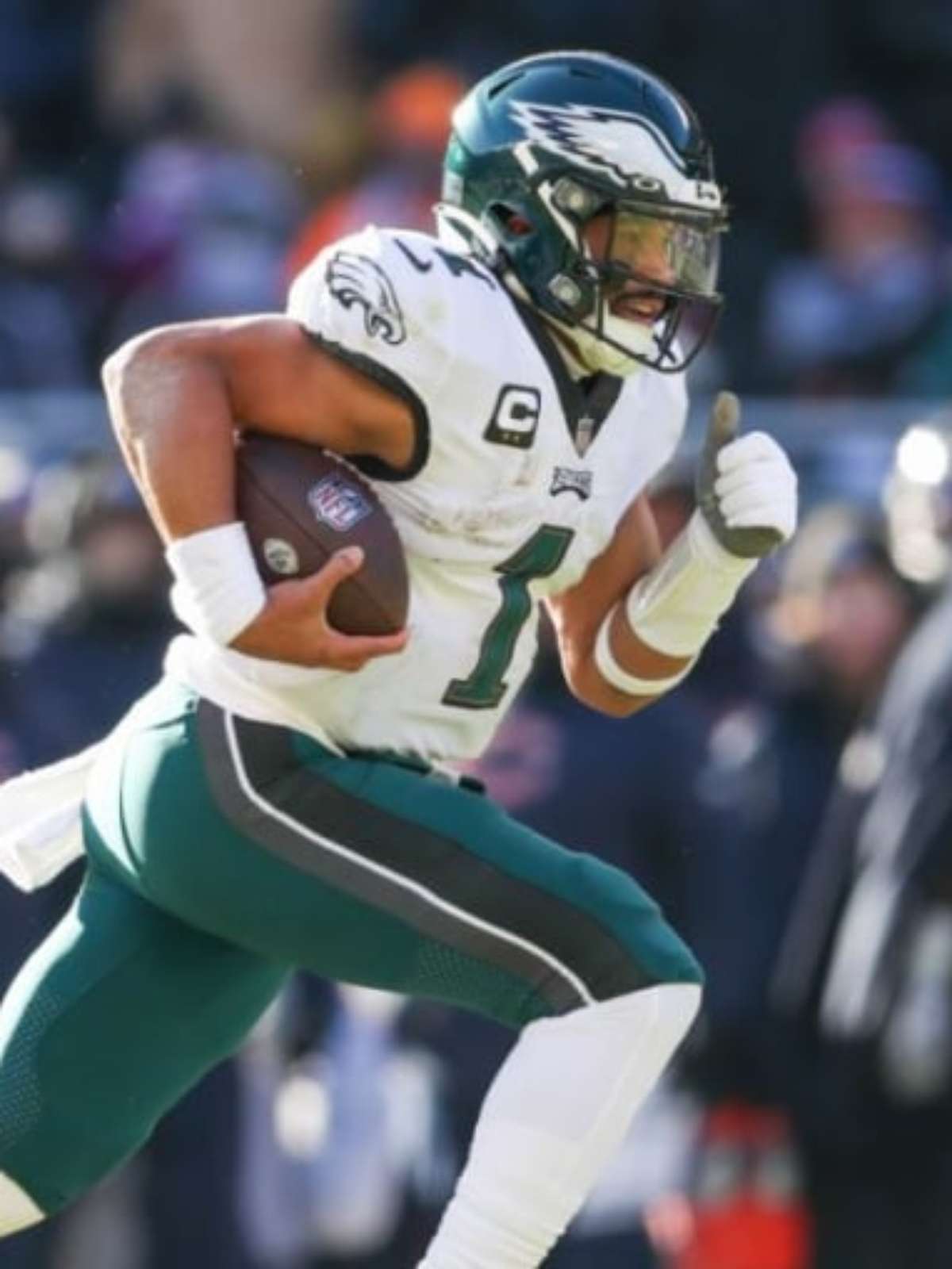 Jalen Hurts anota três touchdowns e lidera Philadelphia Eagles a