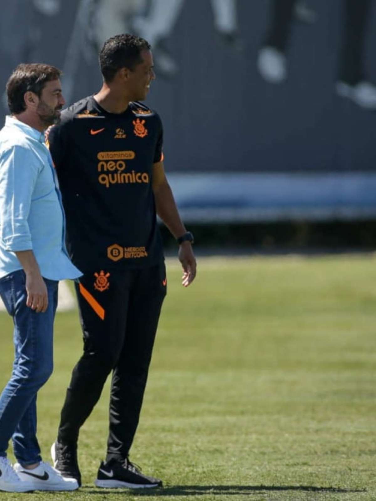 Lucas Piton faz primeiro treino com o elenco do Corinthians após