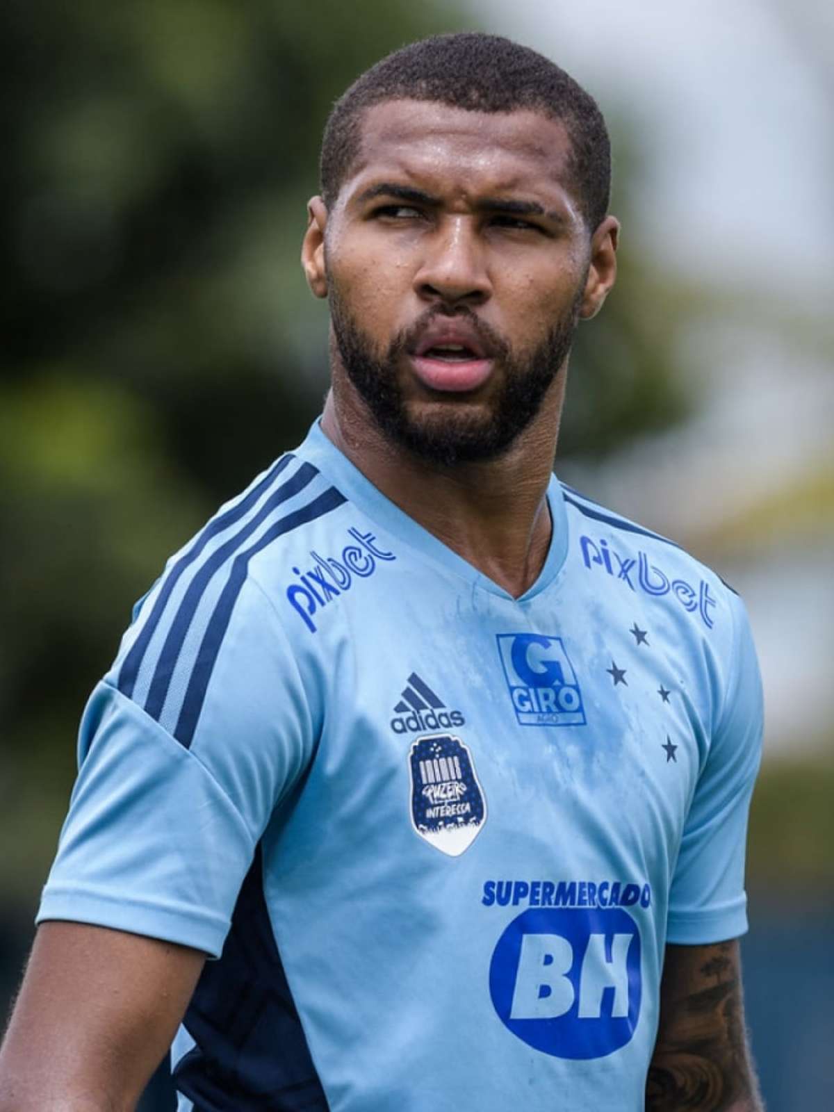 Ao som do Regaaeton, Cruzeiro confirma lateral direito Wesley