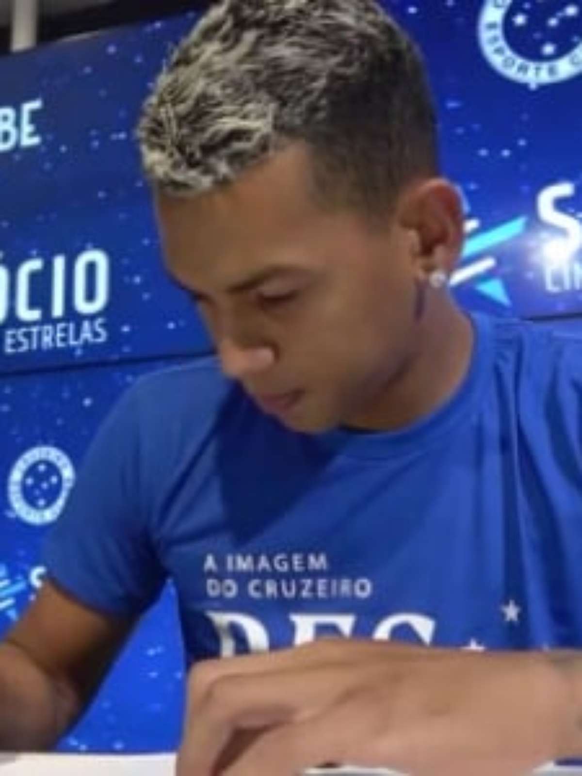Volante ex-Grêmio é apresentado no Cruzeiro:honrado de vestir essa camisa  - 23/01/2020 - UOL Esporte