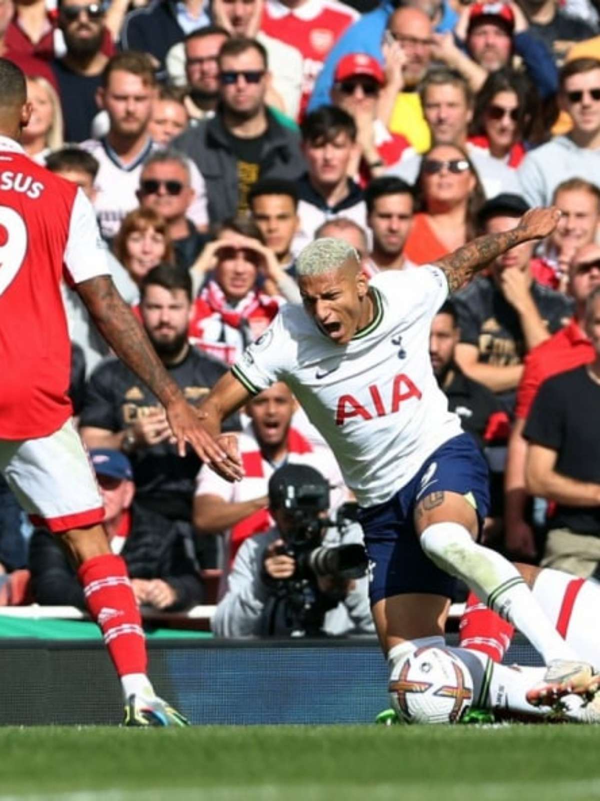 Tottenham busca empate duas vezes em clássico contra o Arsenal pelo Inglês