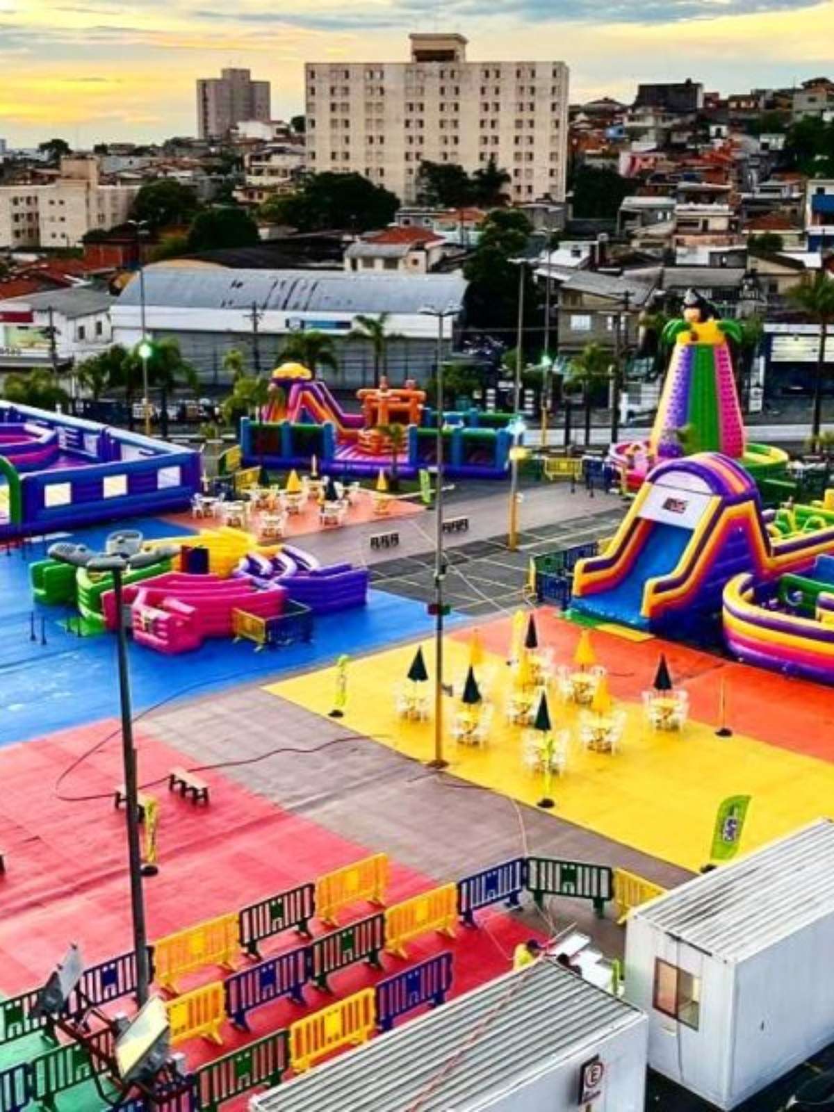 Parquinho do Gato Galáctico é atração em shopping em Santos