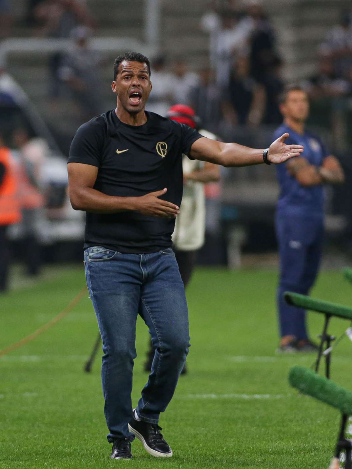 Corinthians volta a oscilar em 'jogo menor', mas avança; agora é