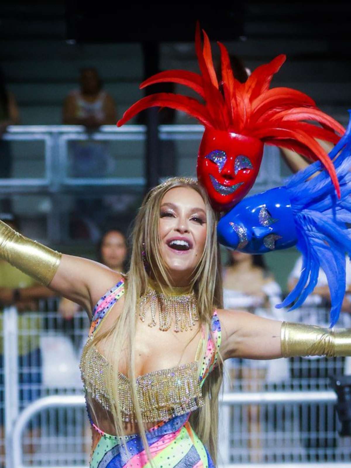 Carnaval: Carla Diaz faz 1º ensaio técnico com look colorido