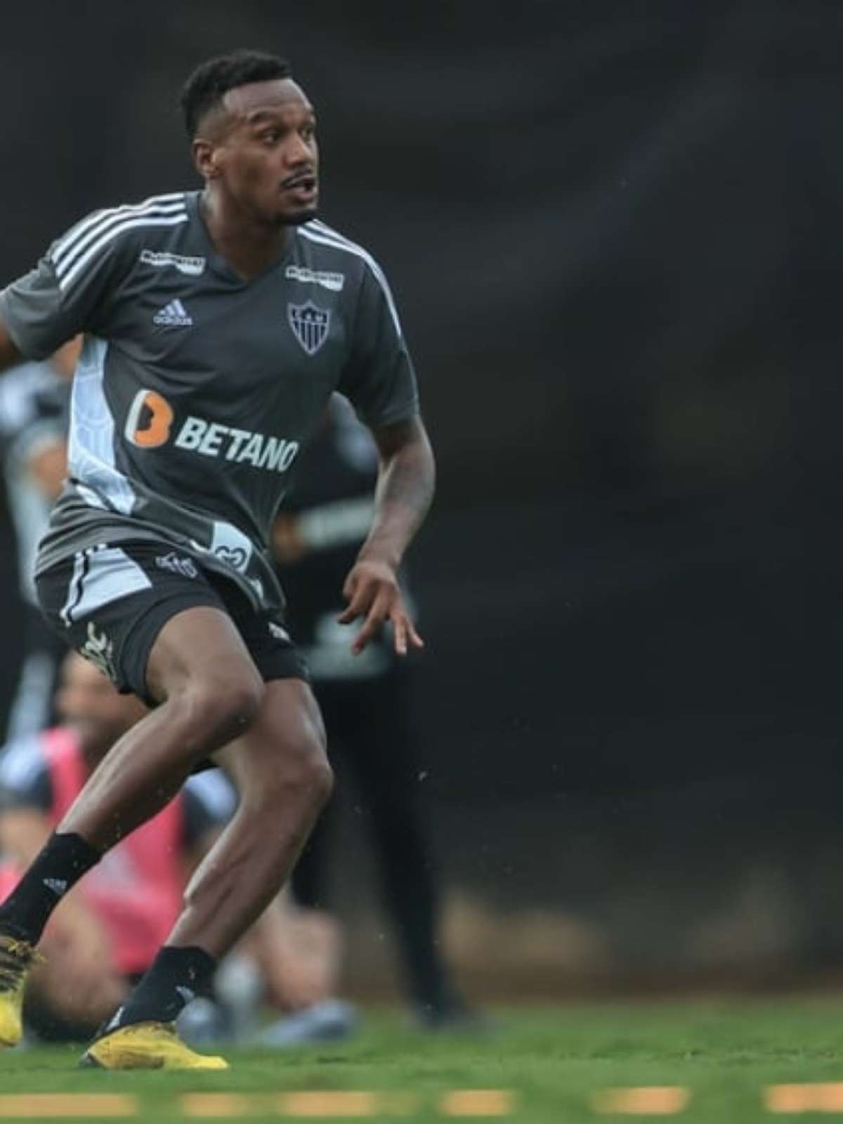 Improvisado na lateral, Edenilson garante dedicação extra no Galo