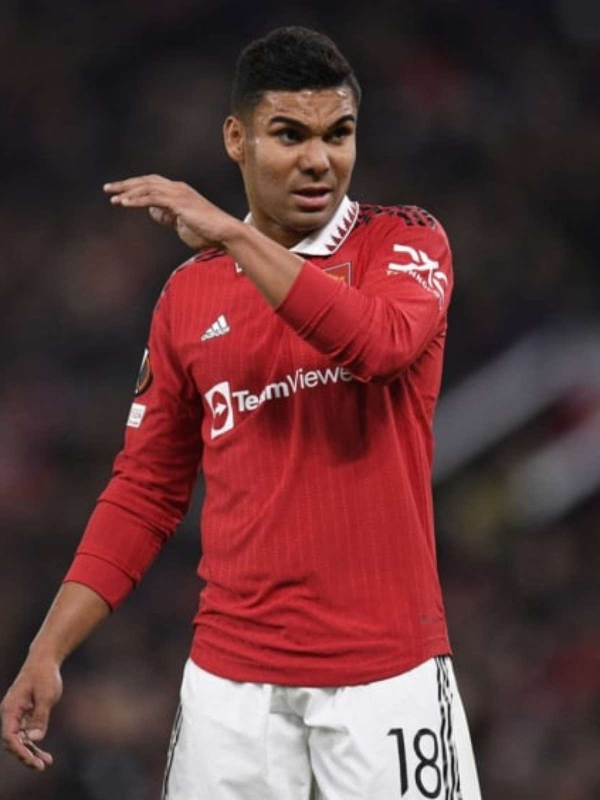 Casemiro enforca adversário e é expulso em jogo do Manchester United