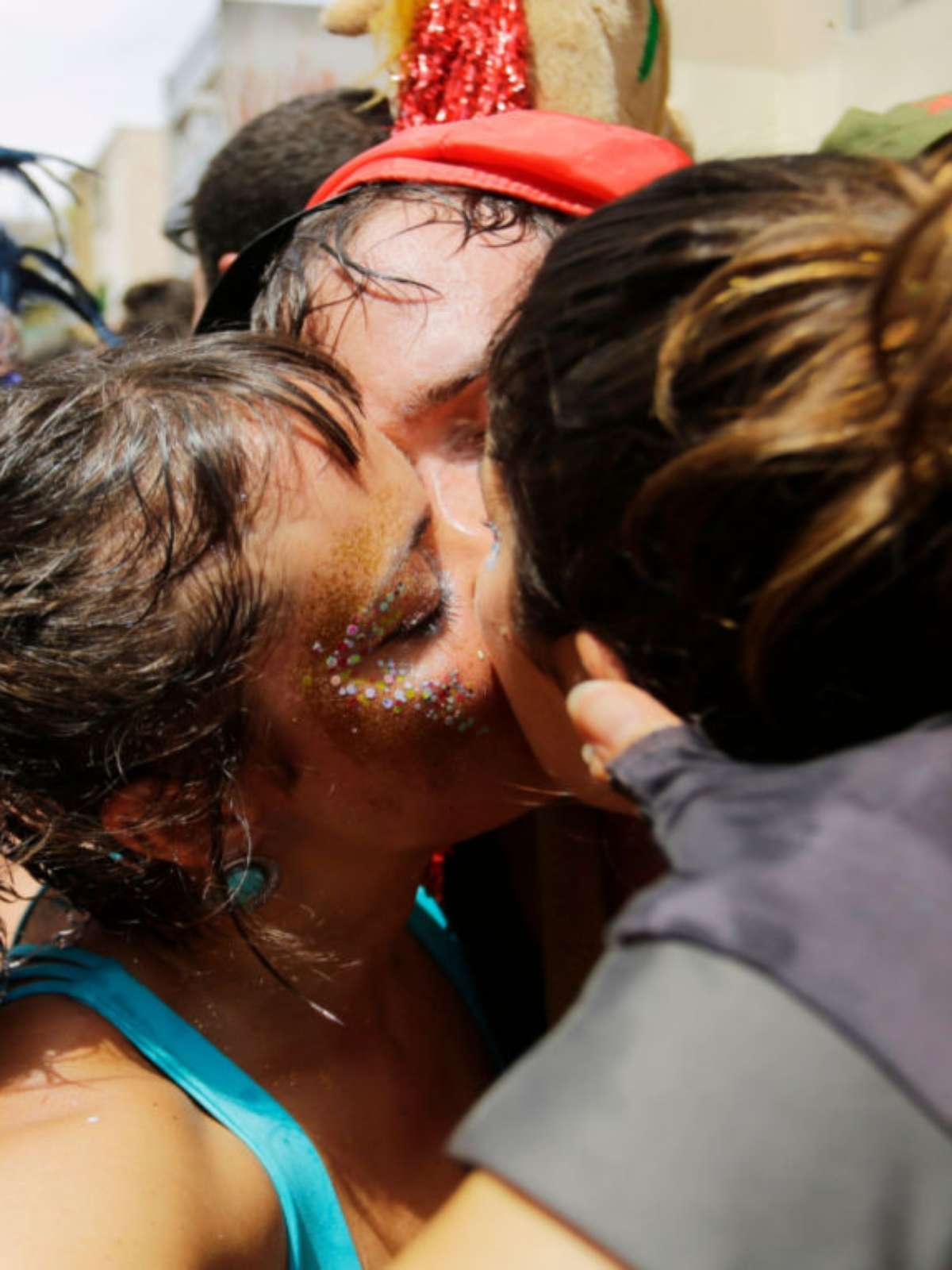 Beijar na boca no Carnaval é normal, mas é importante ter cuidado