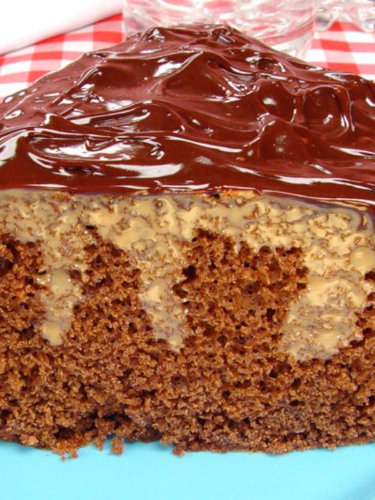 O BOLO DE CHOCOLATE MAIS FÁCIL DO MUNDO, FEITO MISTURANDO A MÃO