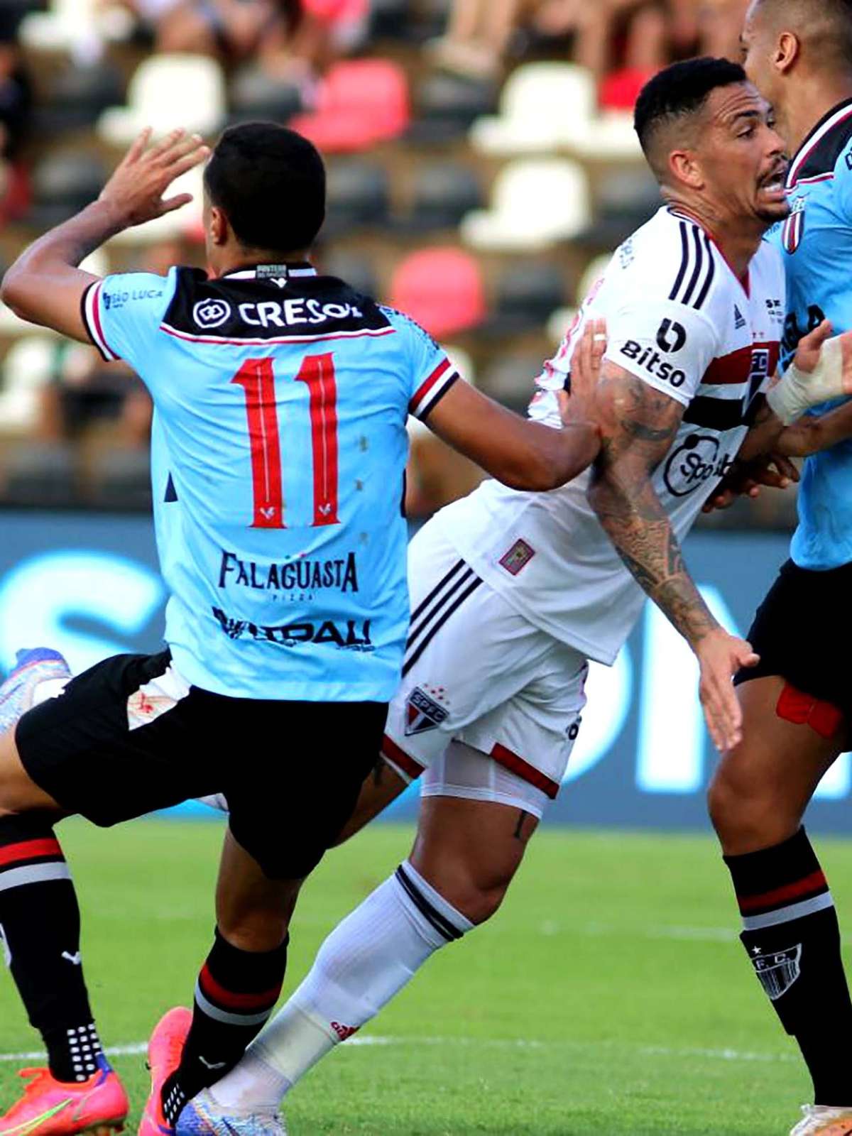 São Paulo vira sobre o Santos e avança à final do Paulista Feminino nos  pênaltis