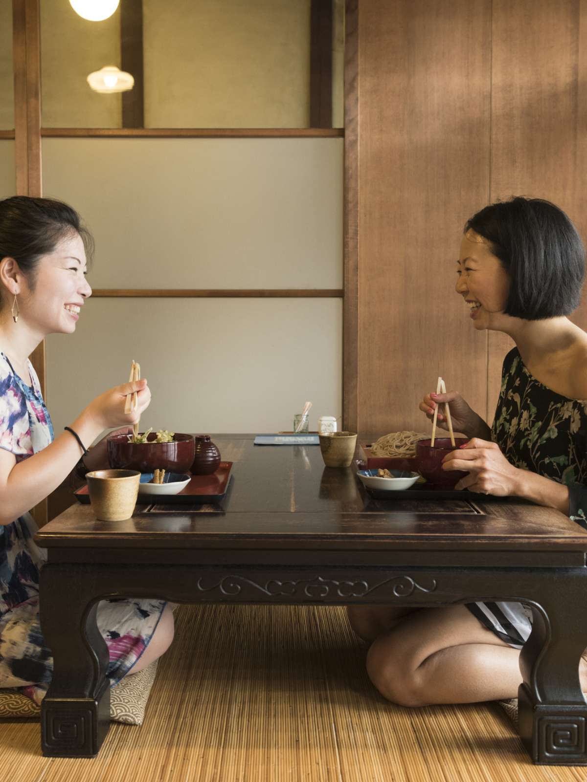 Por que os japoneses sentam no chão para comer?