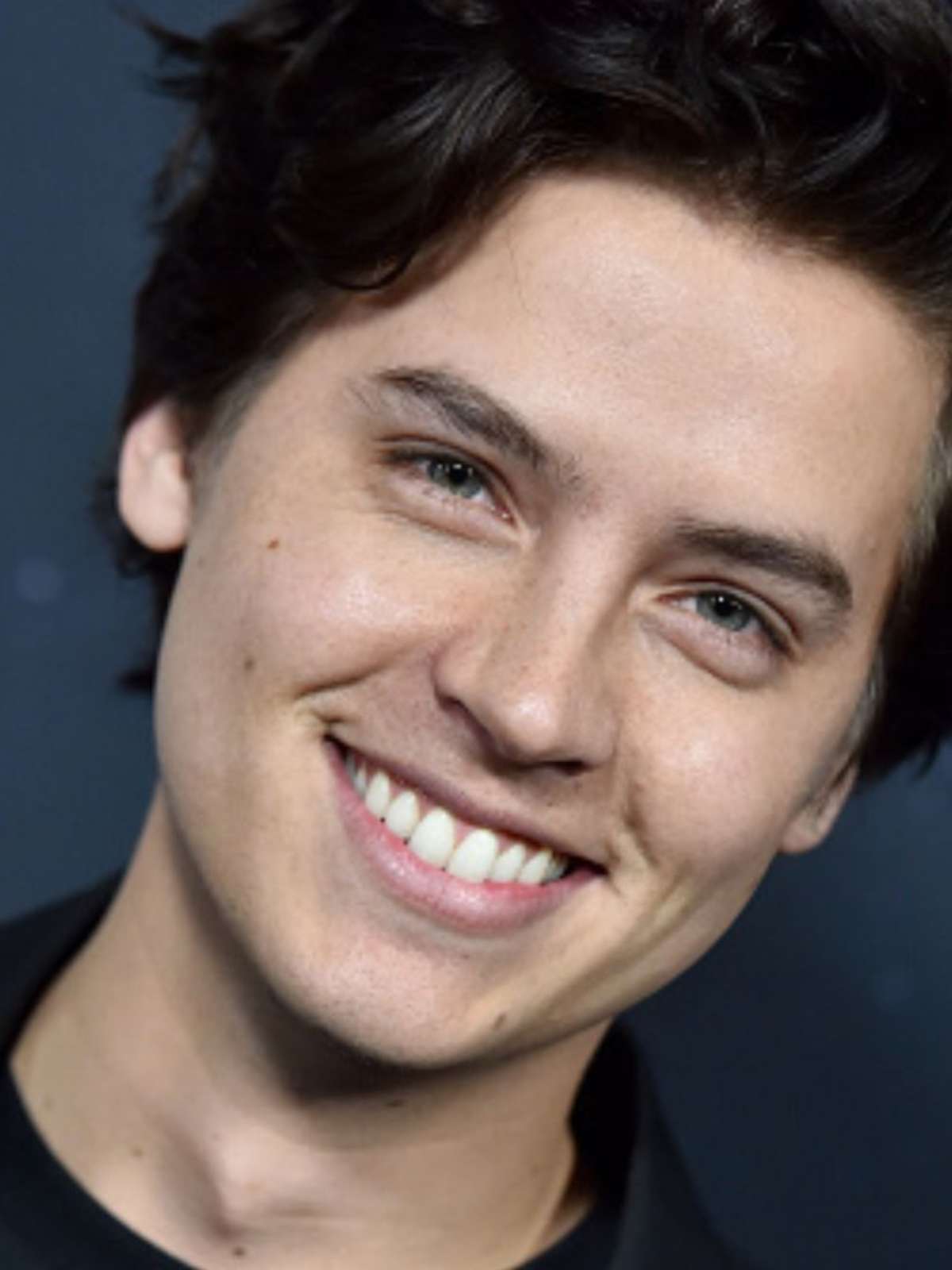 Cole Sprouse fala sobre sua primeira vez: 