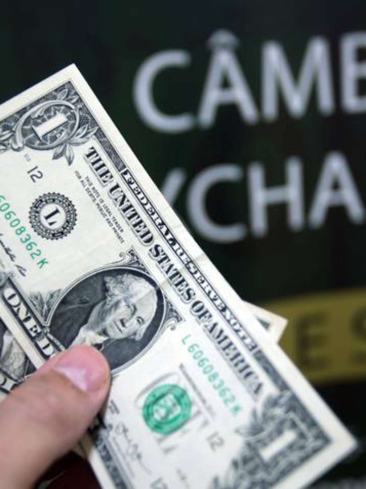 Dólar fecha aos R$ 5,61 e Ibovespa sobe 2,56% na semana