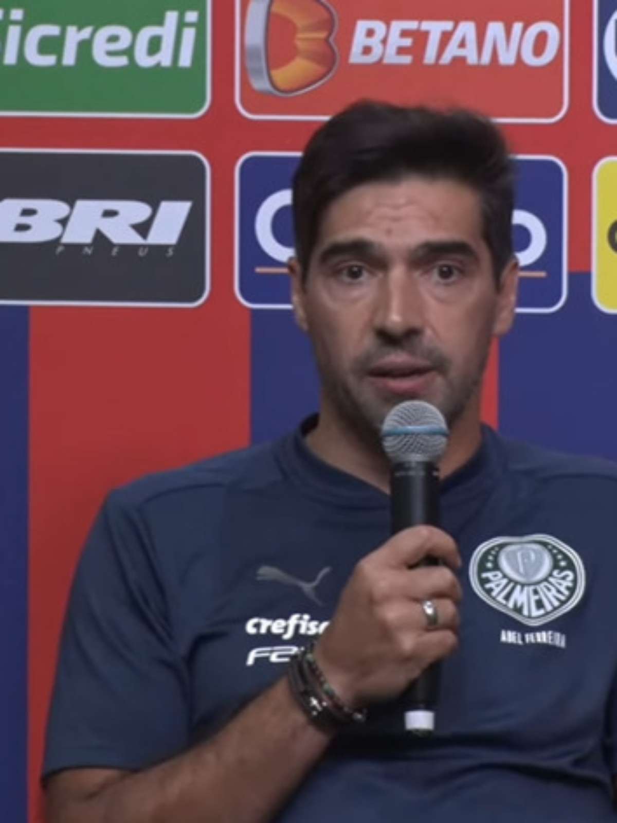 Saiba o que motivou Abel Ferreira a tomar celular de repórter após o jogo  de ontem