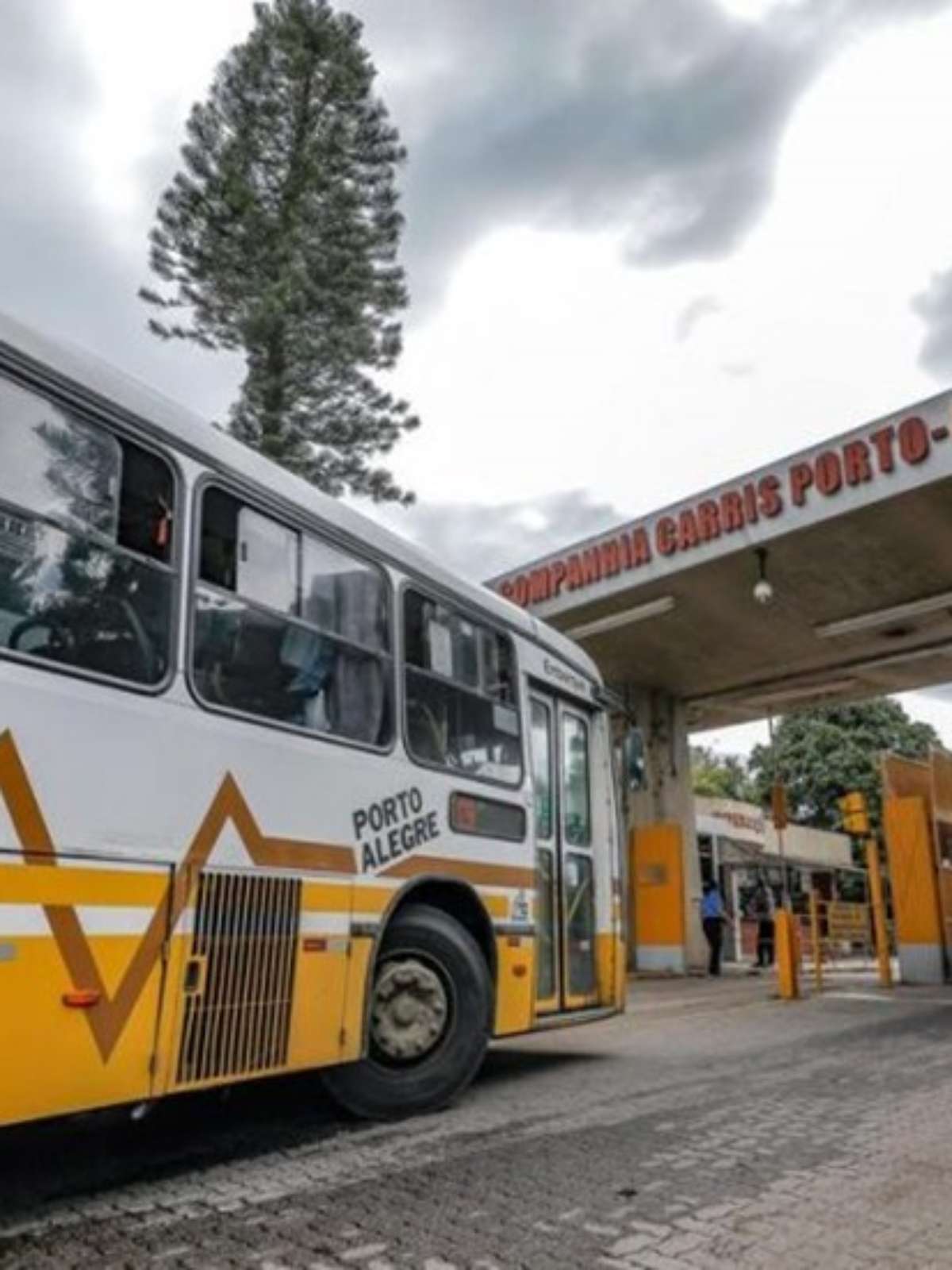 Novas linhas de ônibus começam a circular sem cobrador em Porto Alegre, Rio Grande do Sul