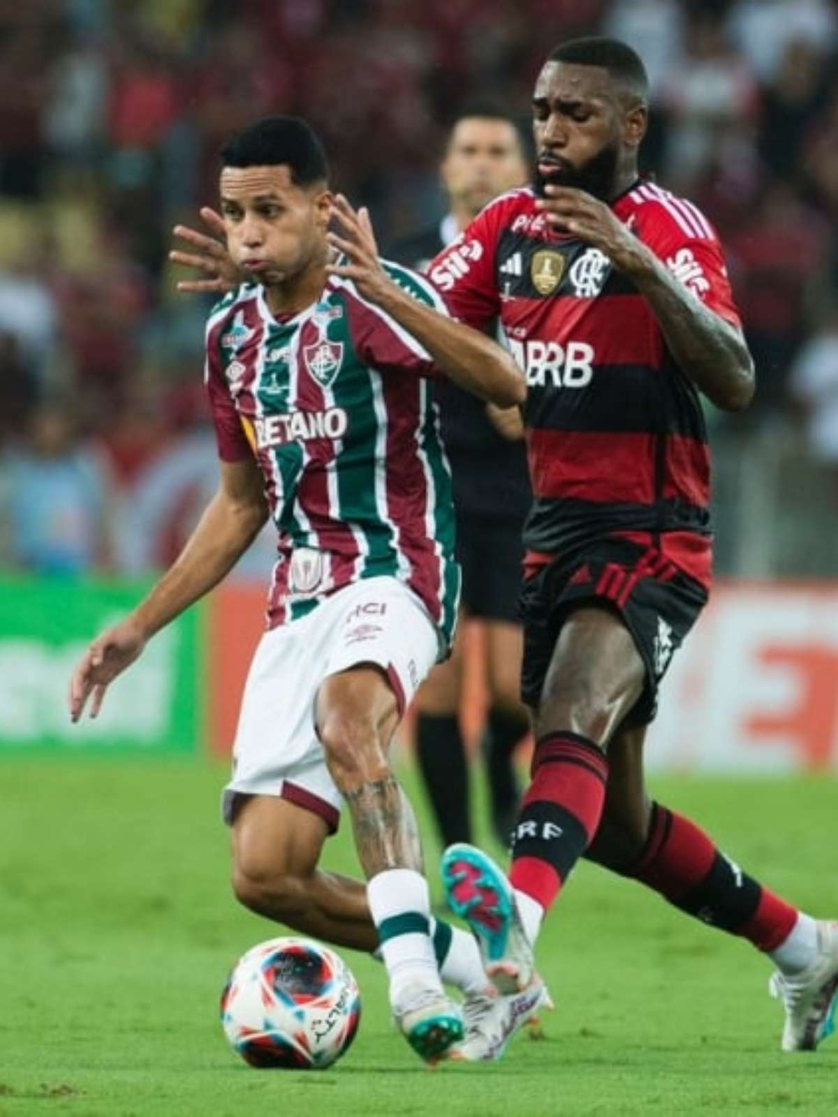 Alexsander e jogadores da base do Fluminense visitam crianças que