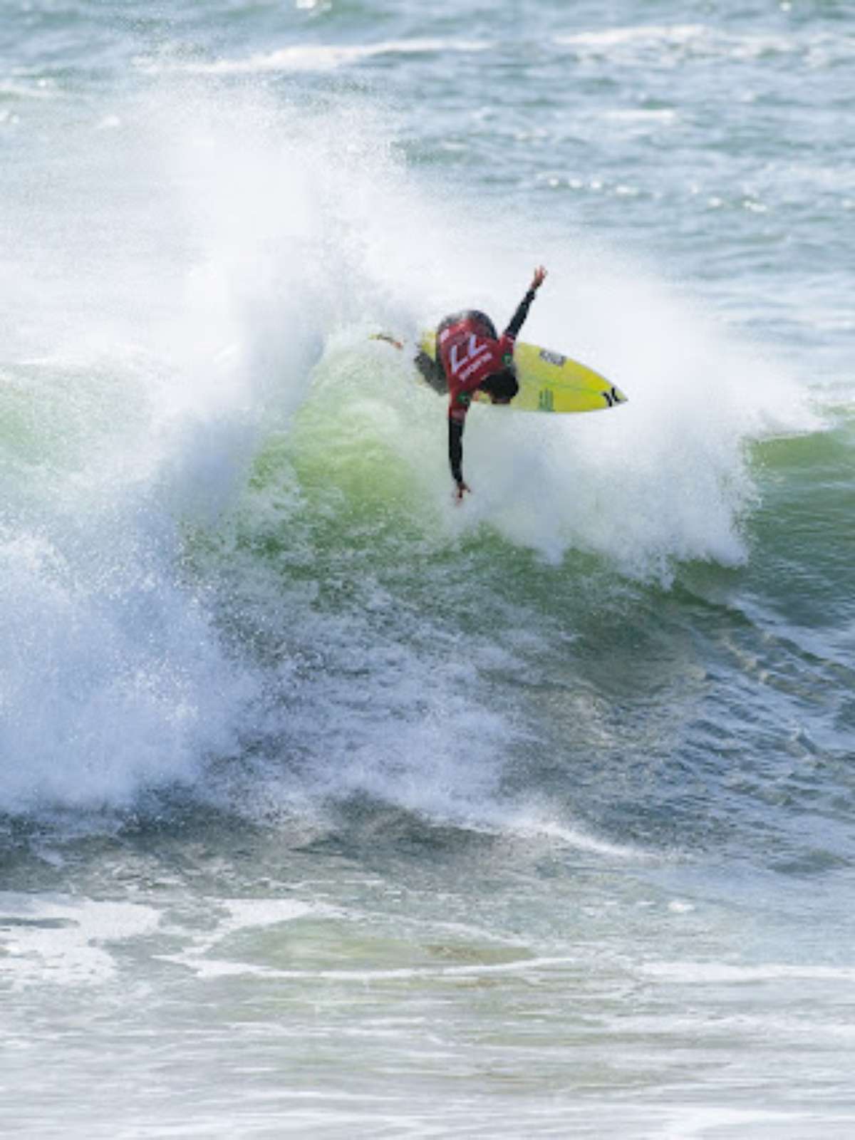 Surfista Filipe Toledo assume namoro com modelo carioca e