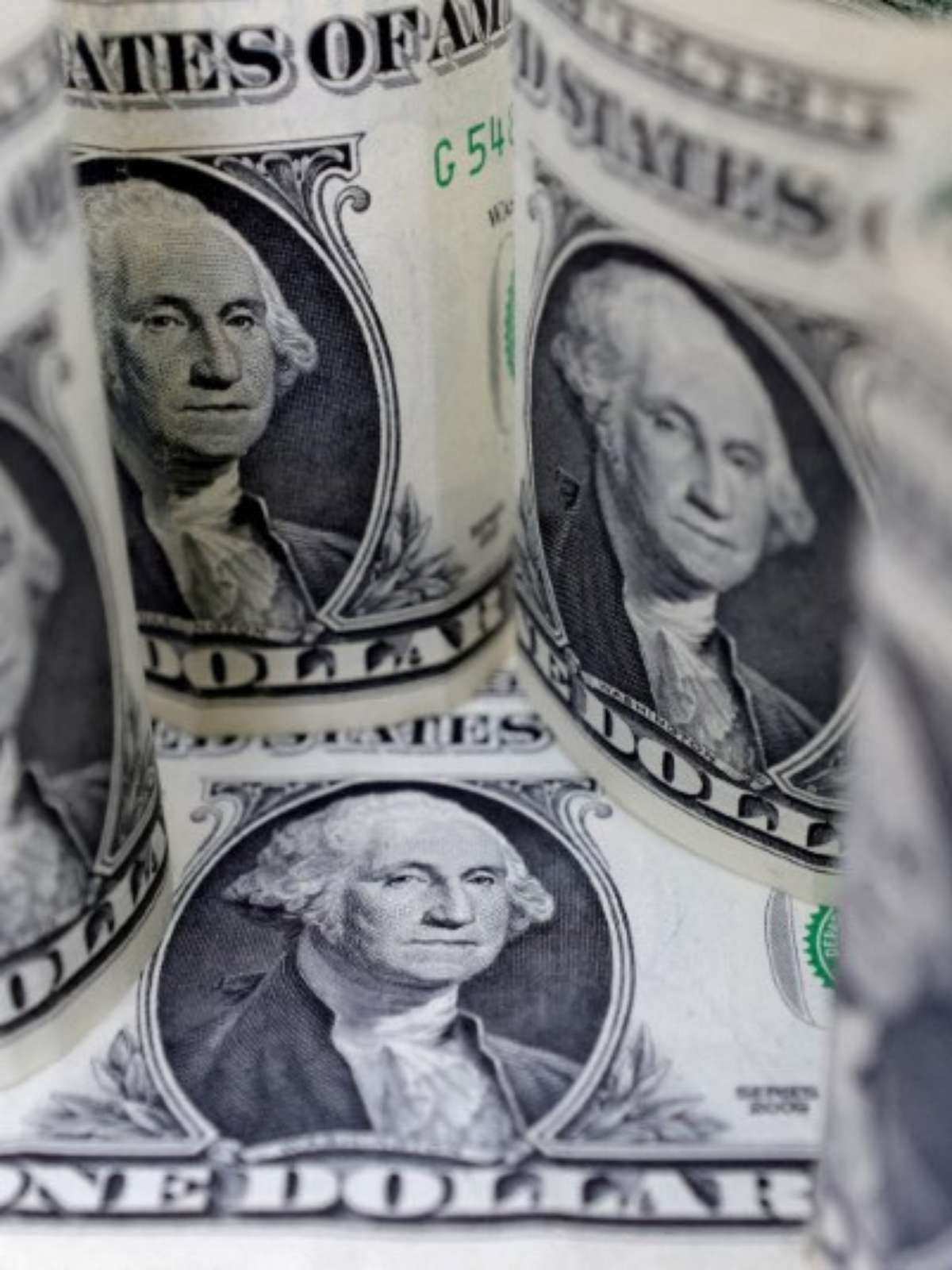 Dólar acumula queda de 9% em 2023, com recuo de 5,34% só em junho